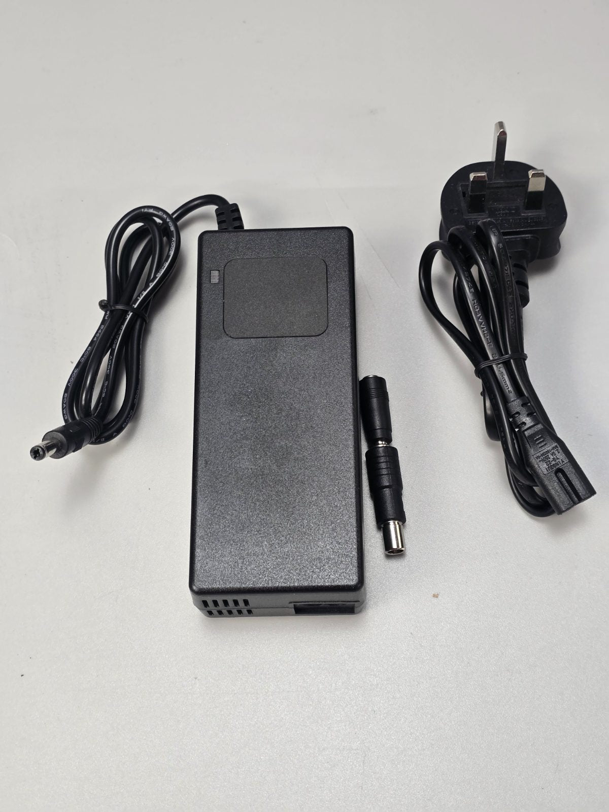 54.6v 2A Fast Charger DC5.5 x 2.1mm, GX12 — photograph 2