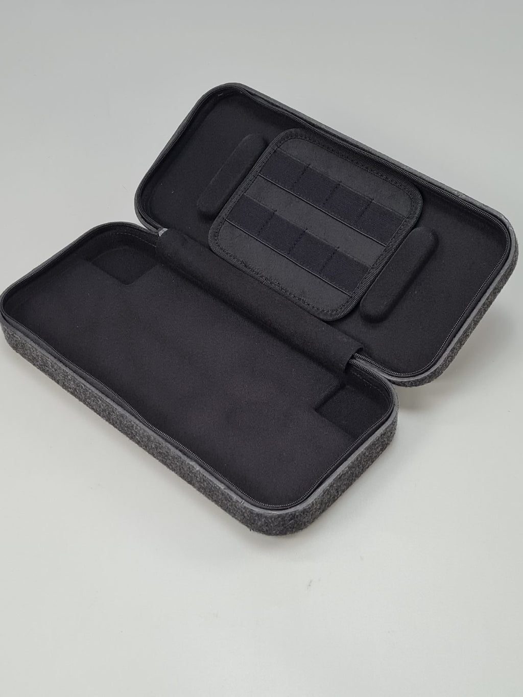Switch 2 Slim Felt Hard Case — photograph 1