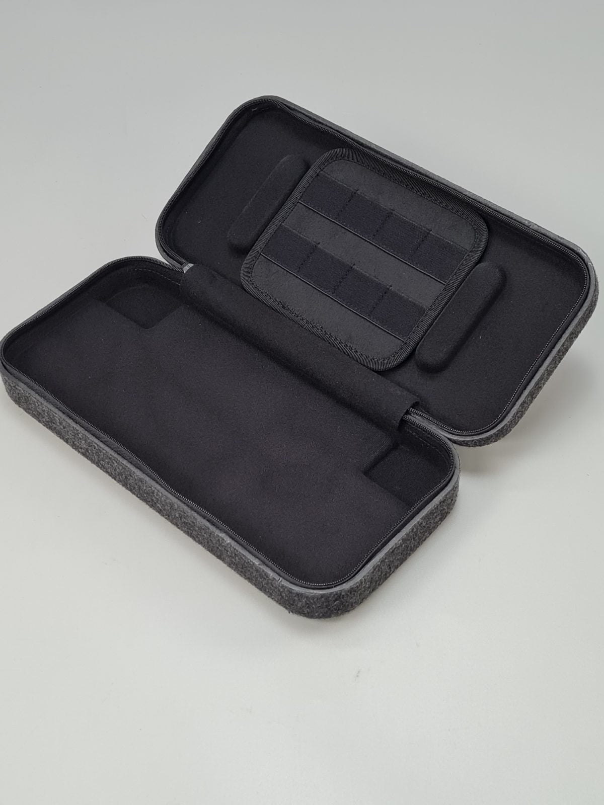 Switch 2 Slim Felt Hard Case — photograph 1