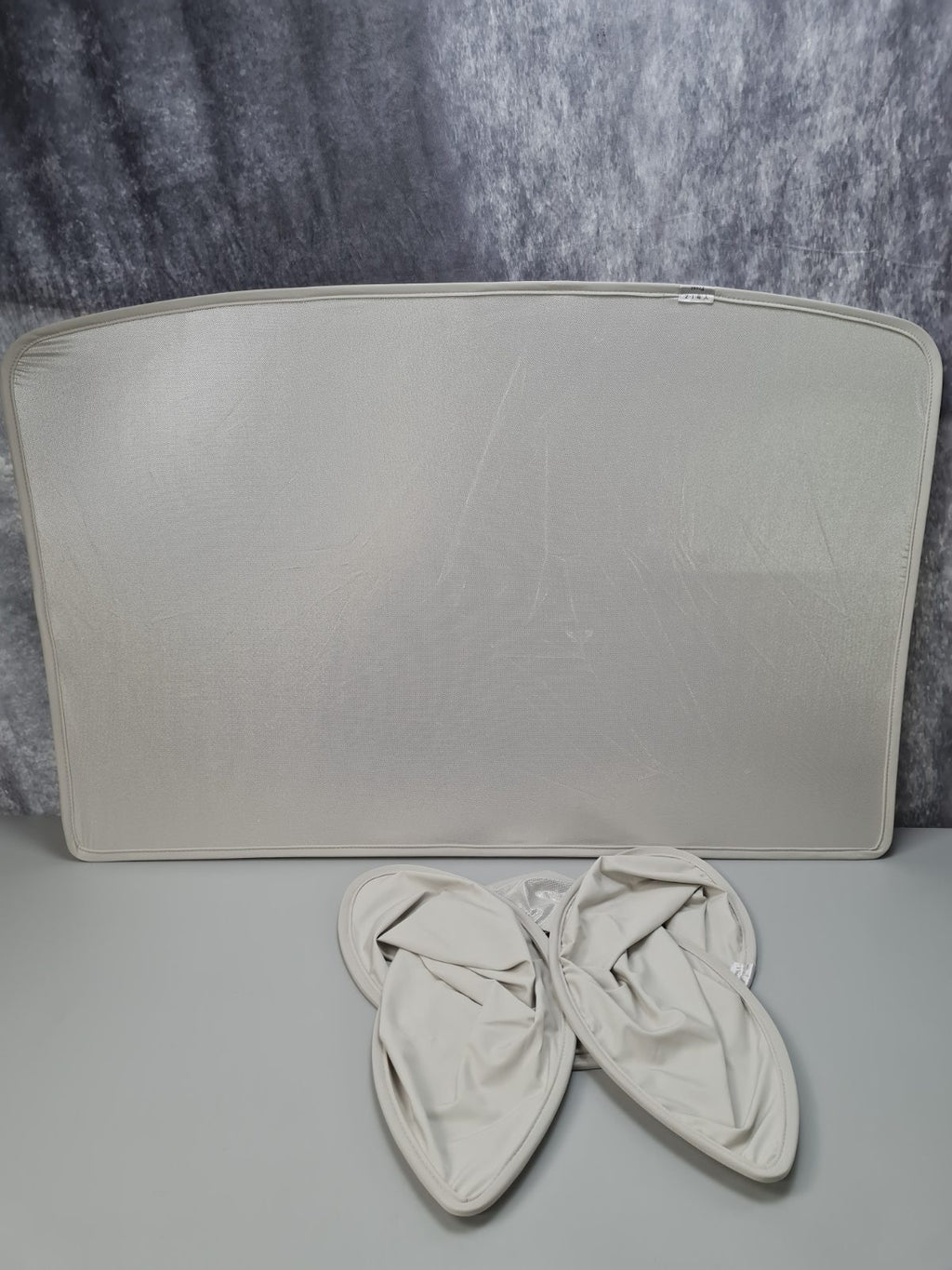 Tesla sunshade model 3/Y — photograph 1