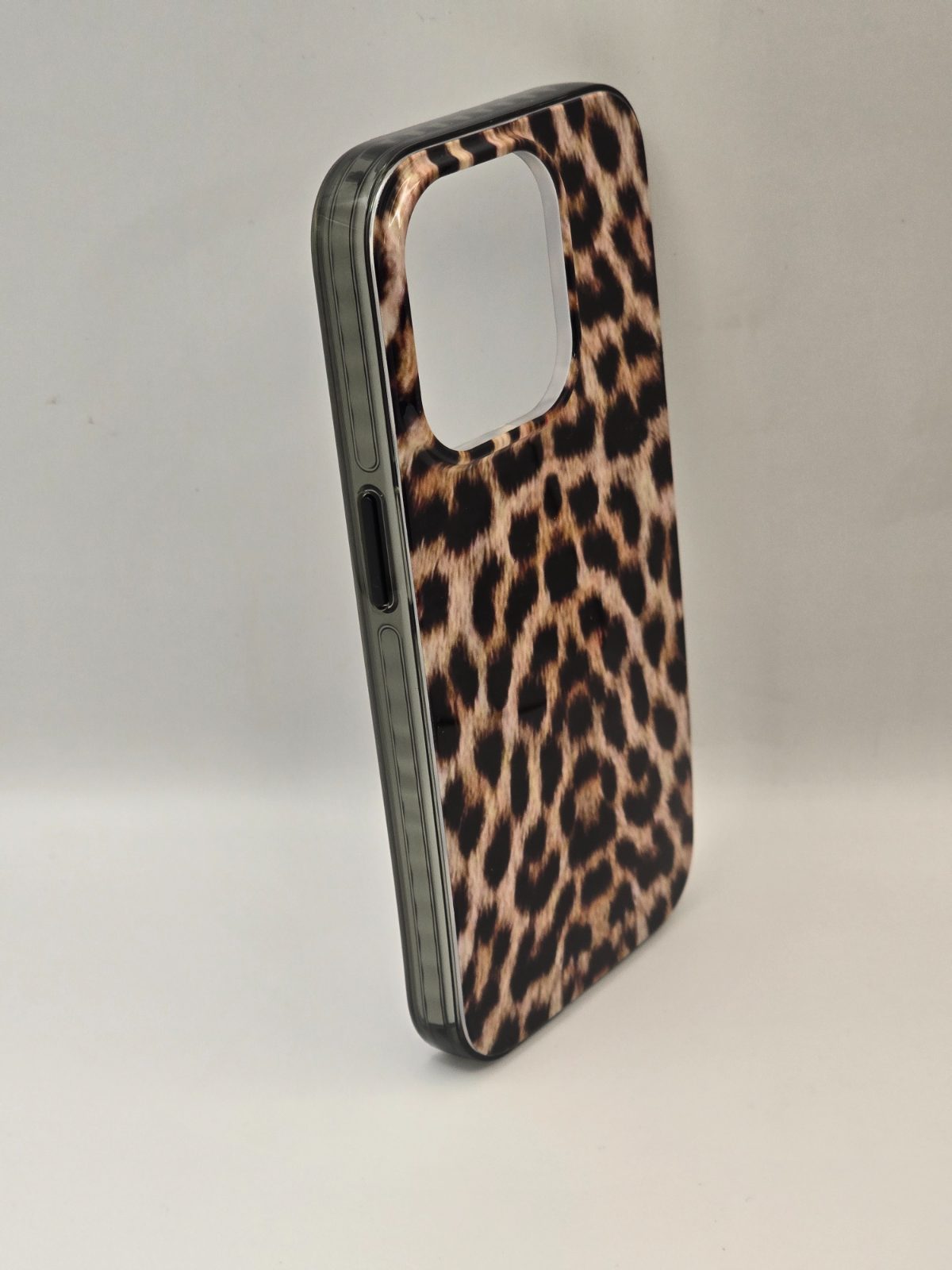 iPhone 15 Pro Case in Leopard Fur Print — photograph 3