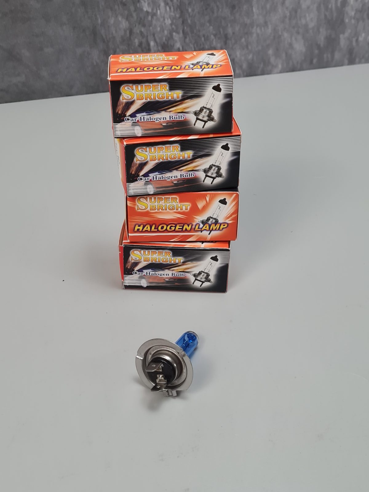 4pc h7 headlight bulbs — photograph 1