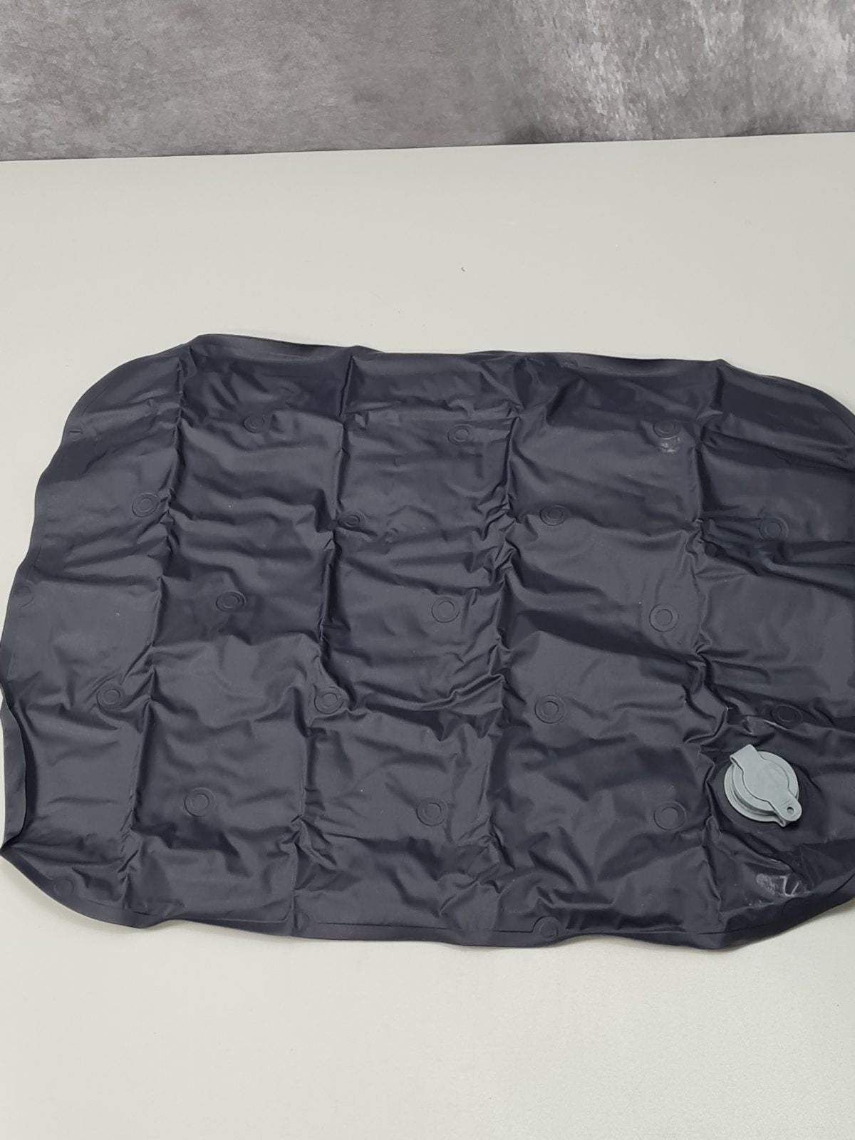 Black inflatable pillow — photograph 2