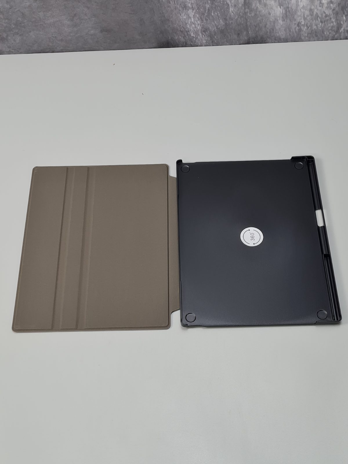 Case for reMarkable e-readers in gray — photograph 3