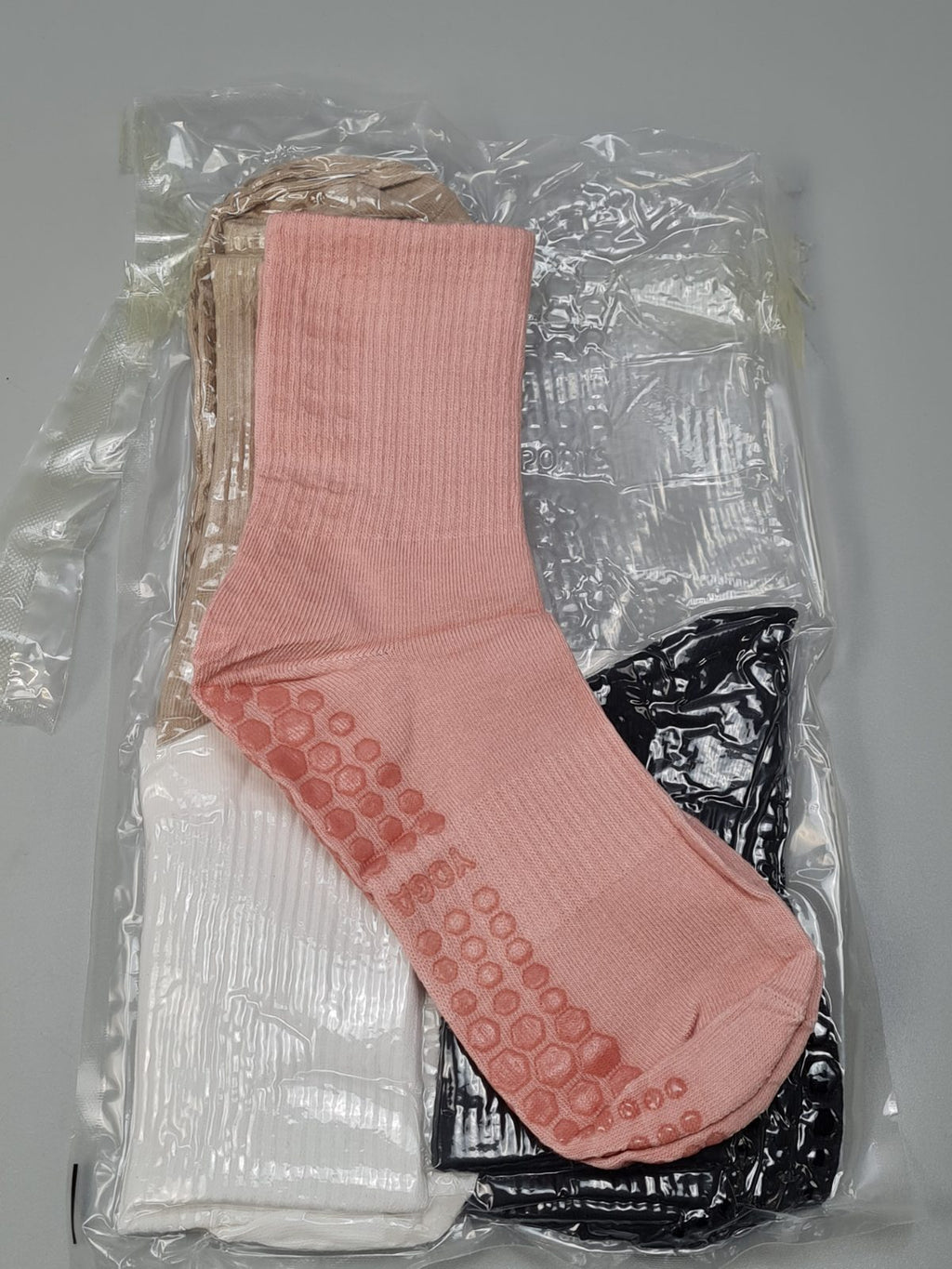 4 pairs of socks size 3-6 — photograph 2