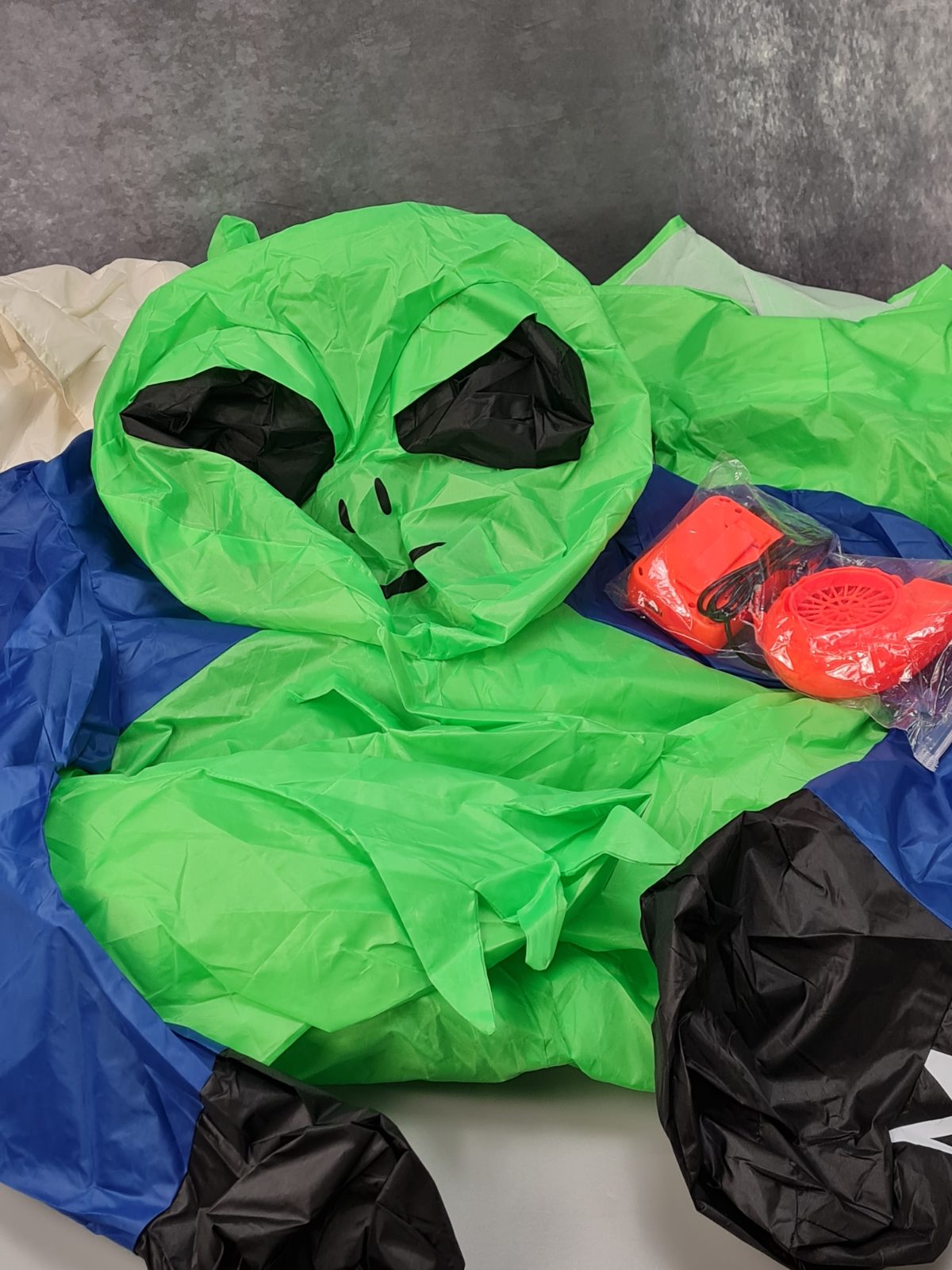 Inflatable alien costume — photograph 1