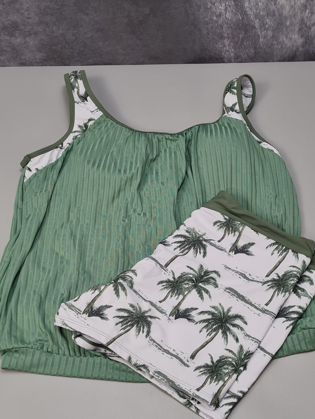 Ladies green and white bikini size XL — photograph 1