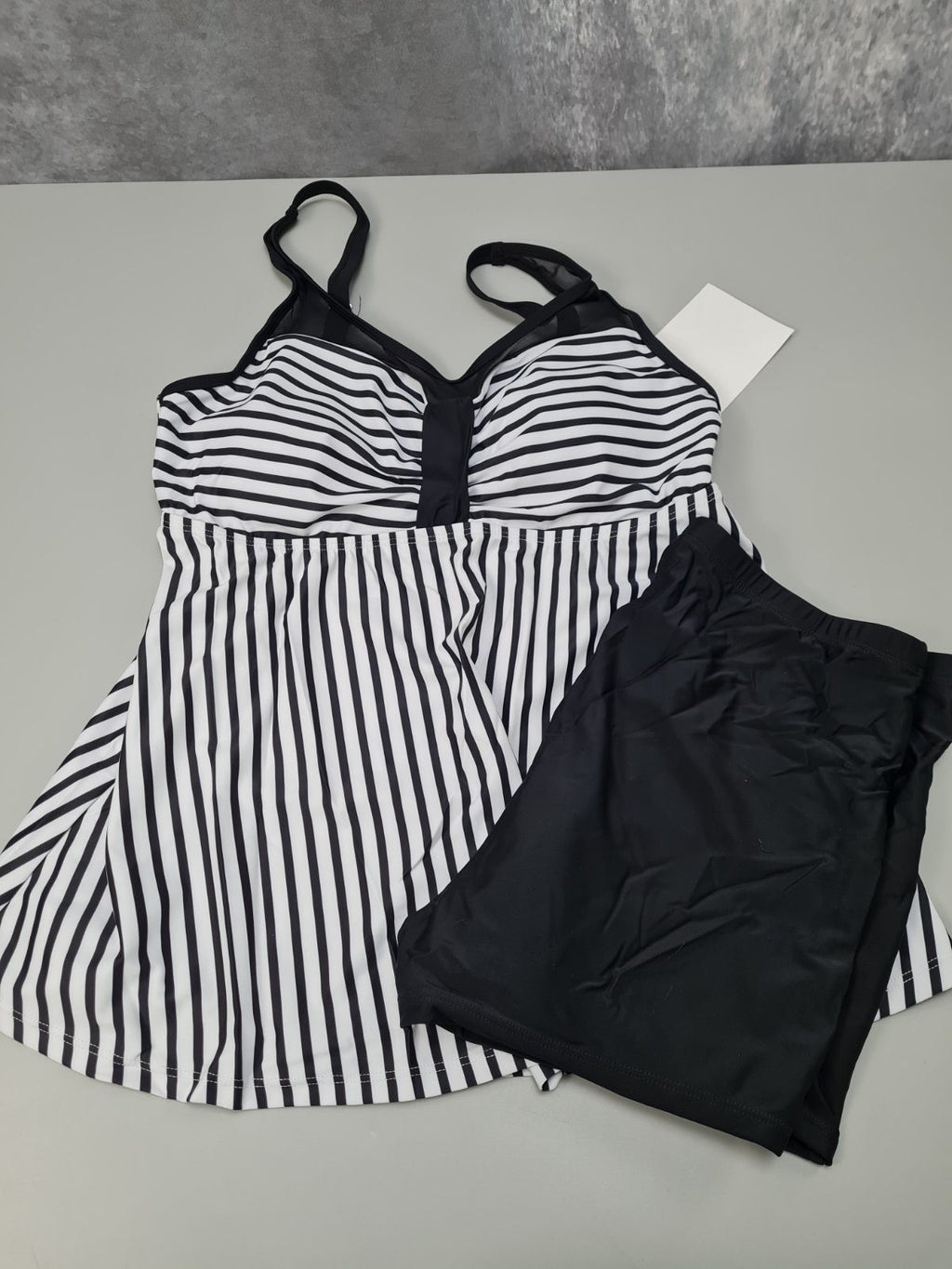 Ladies black and white bikini size L — photograph 1