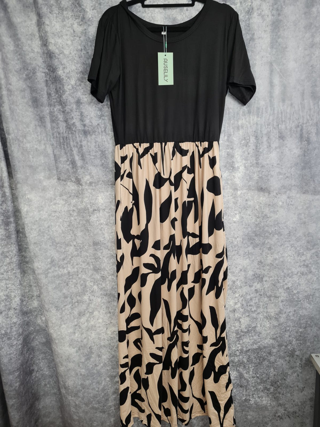 Ladies black and apricot dress size M — photograph 1