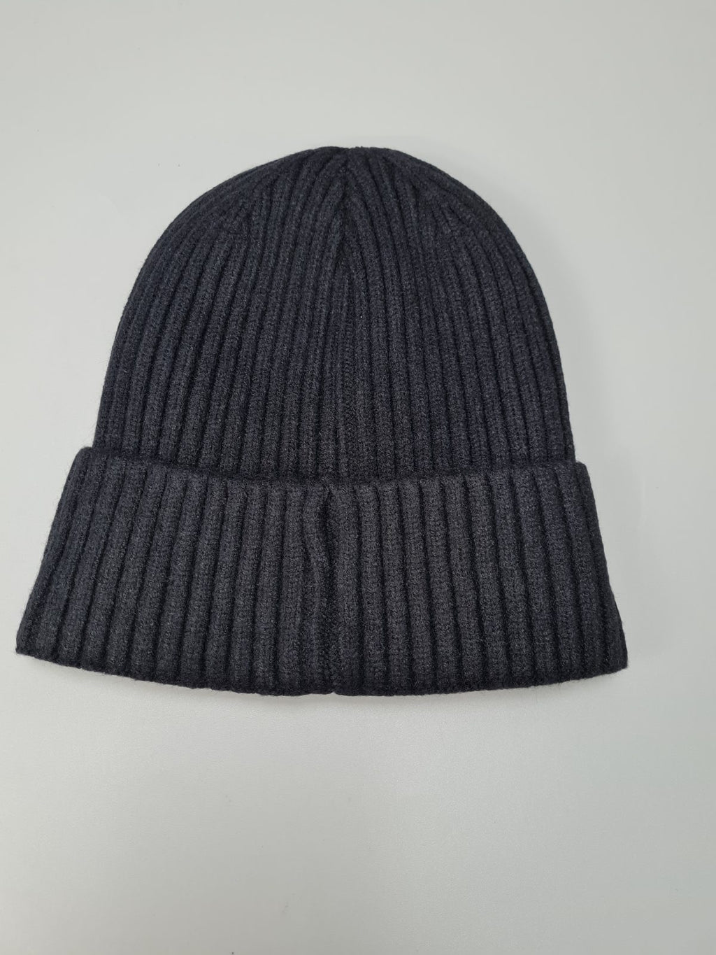 Black knitted winter hat — photograph 3