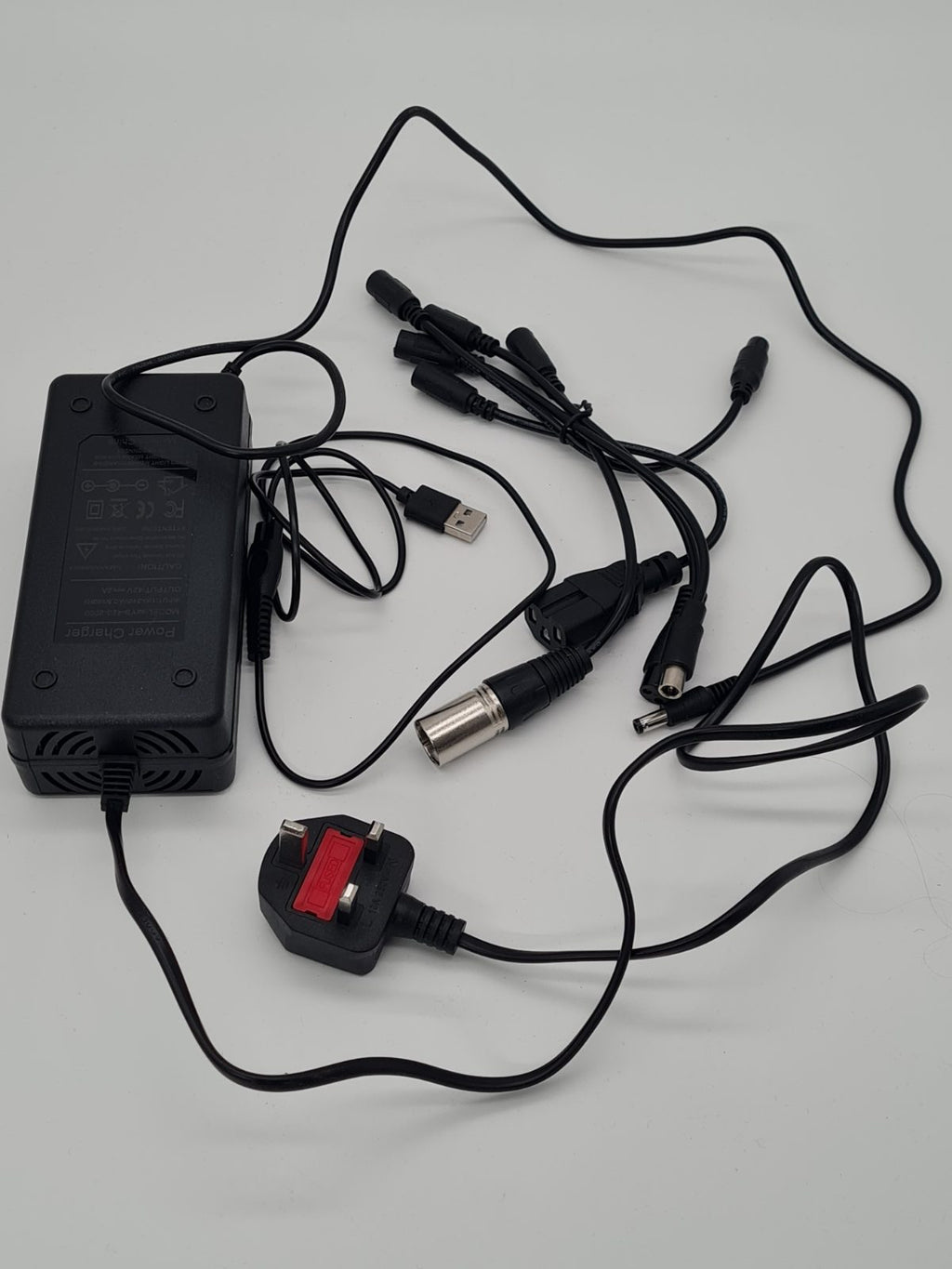Universal multi-connector battery charger. — photograph 1