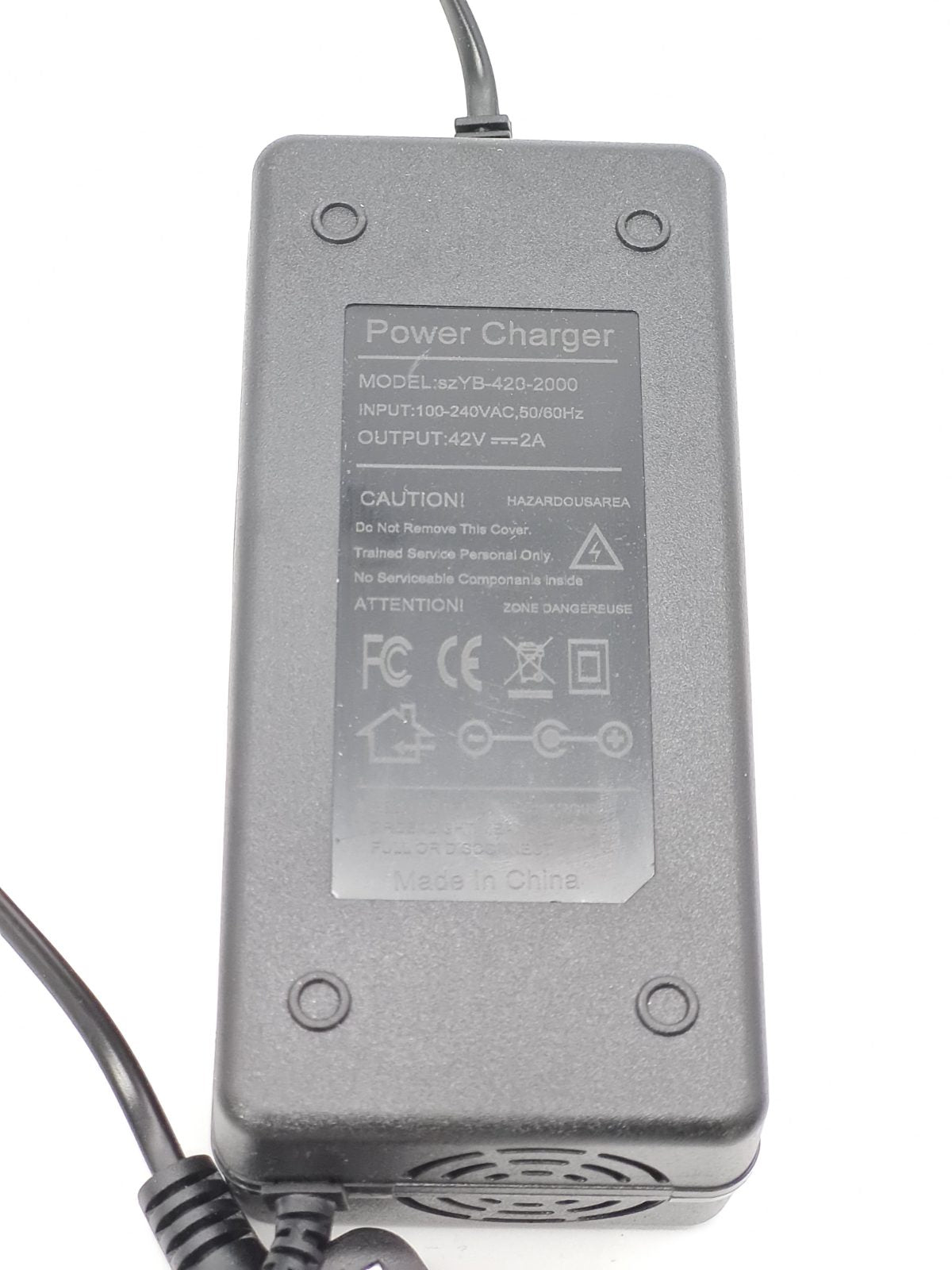Universal multi-connector battery charger. — photograph 2