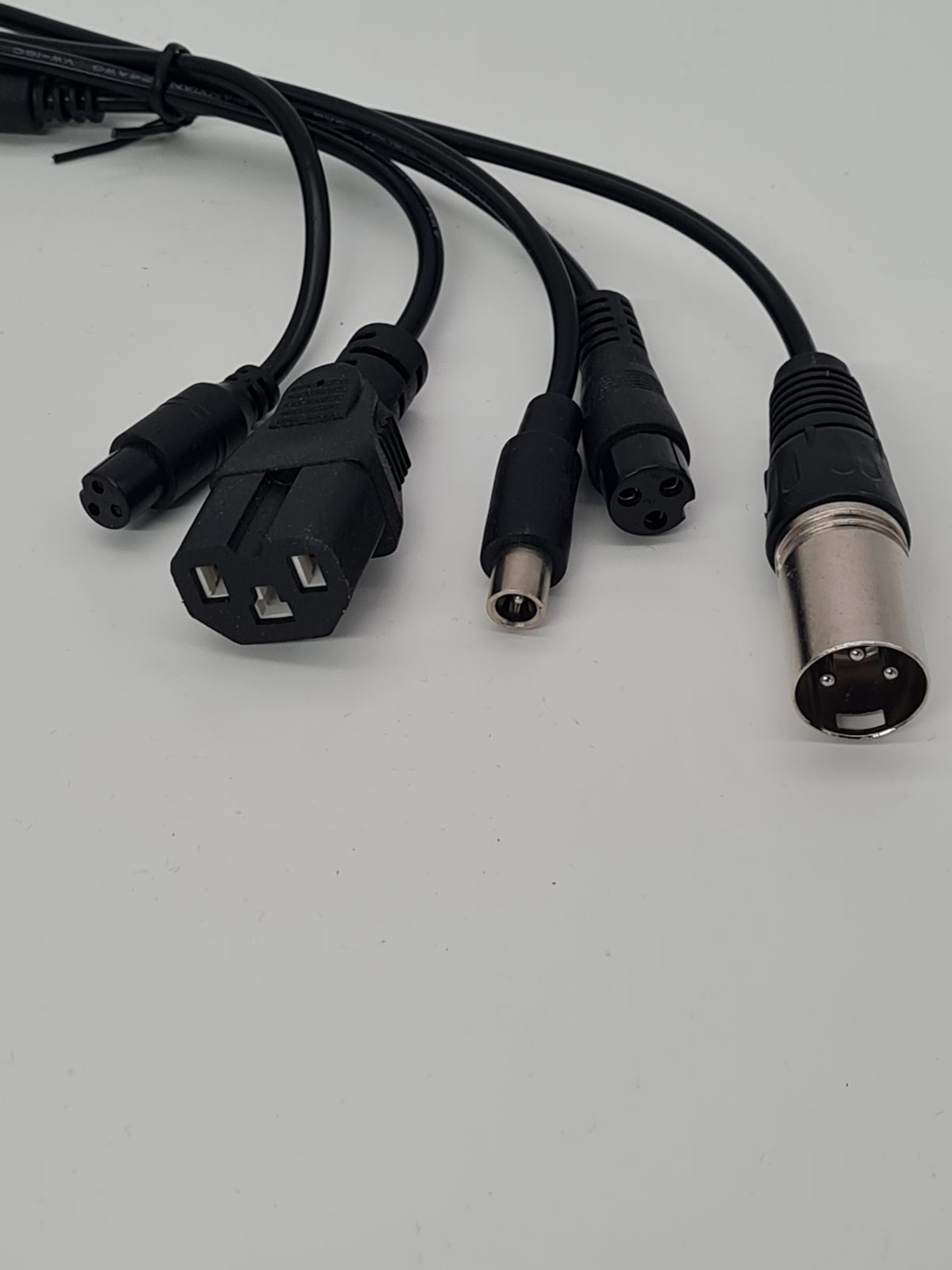 Universal multi-connector battery charger. — photograph 3