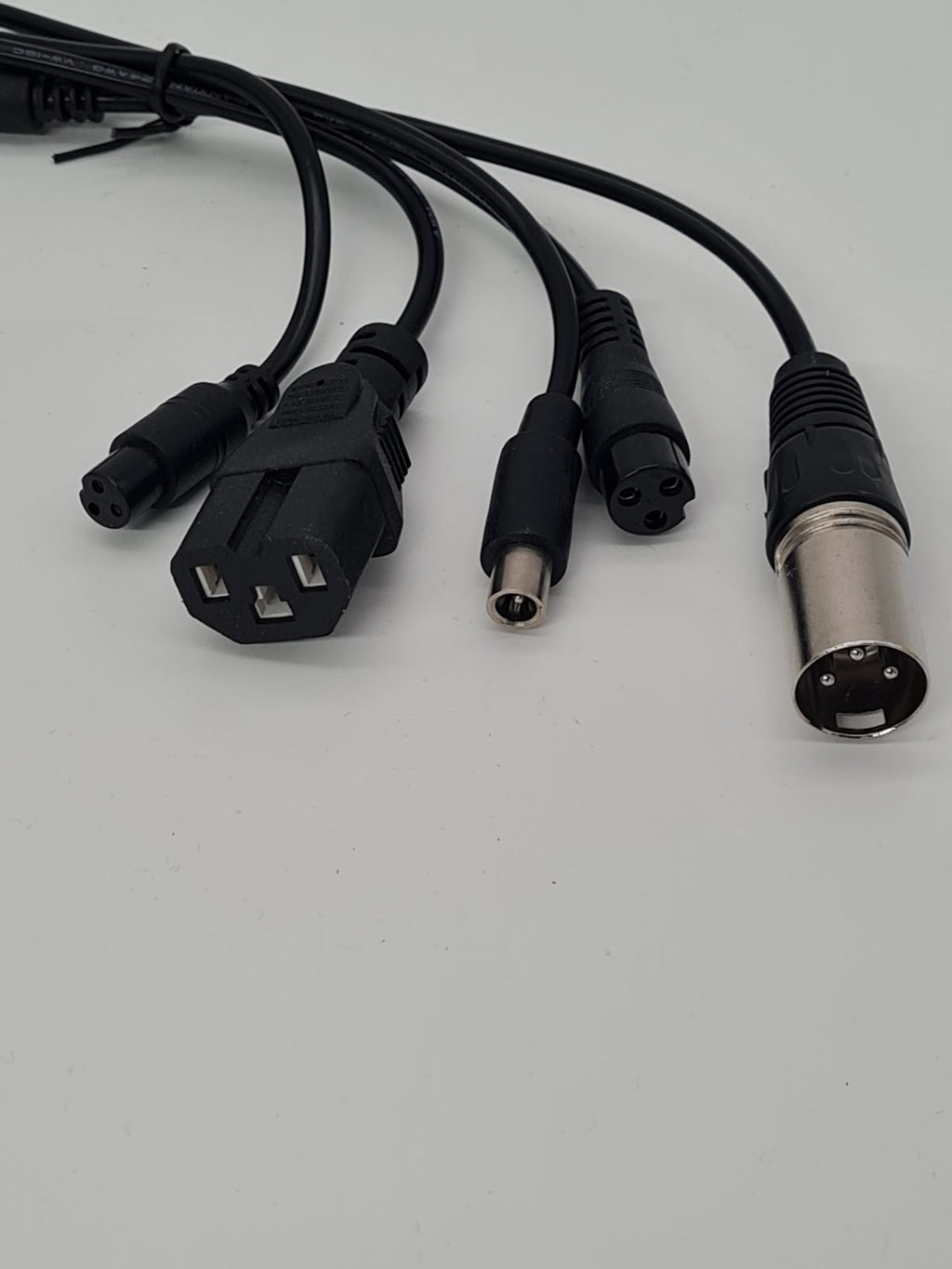 Universal multi-connector battery charger. — photograph 3