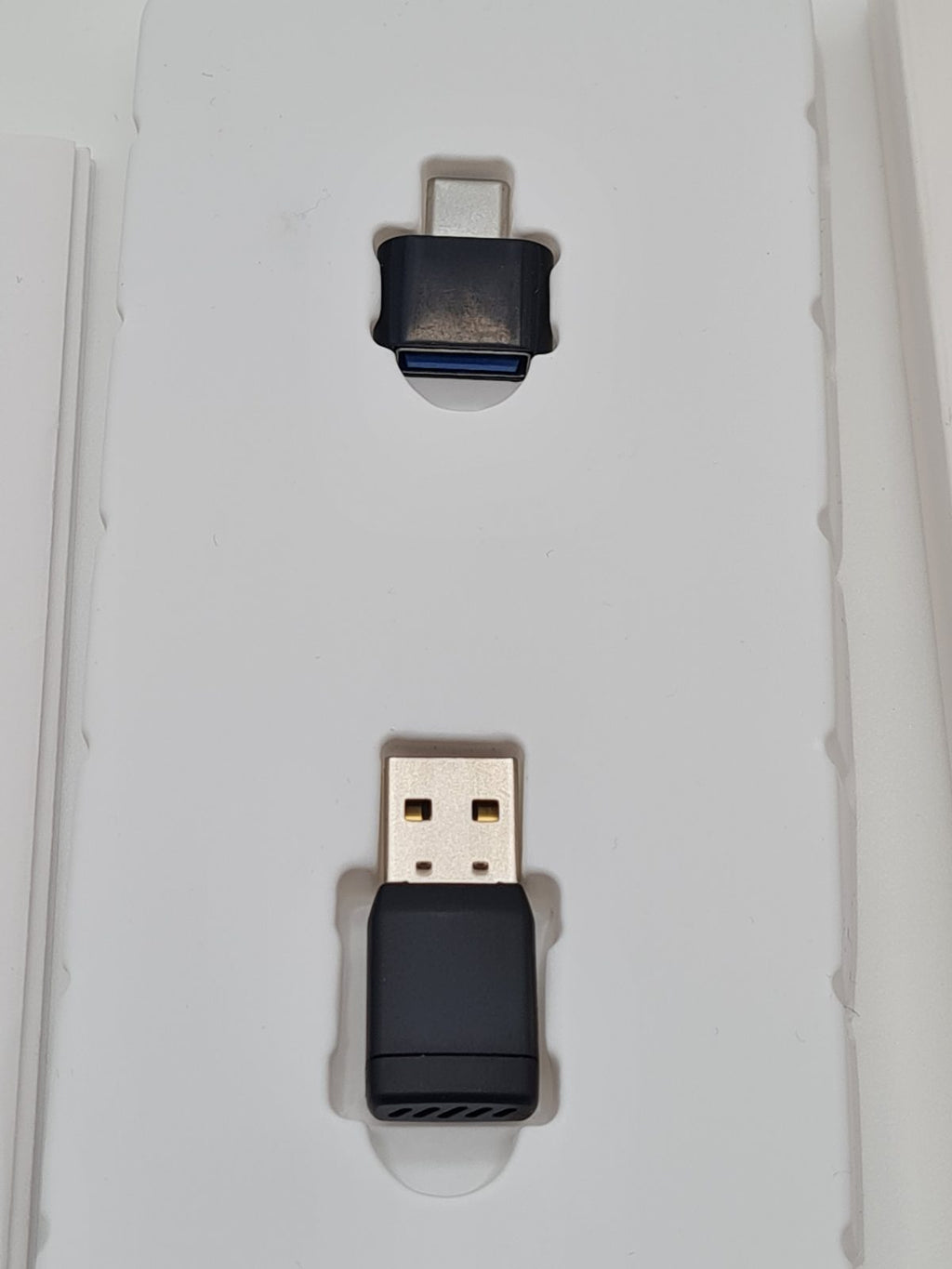 Wireless CarPlay and Android Auto car adapter S31 — photograph 3