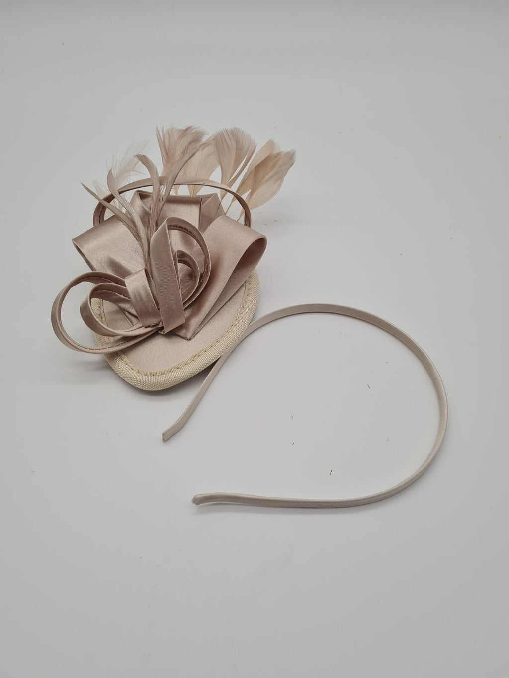 Women's Feather Fascinator — photograph 1