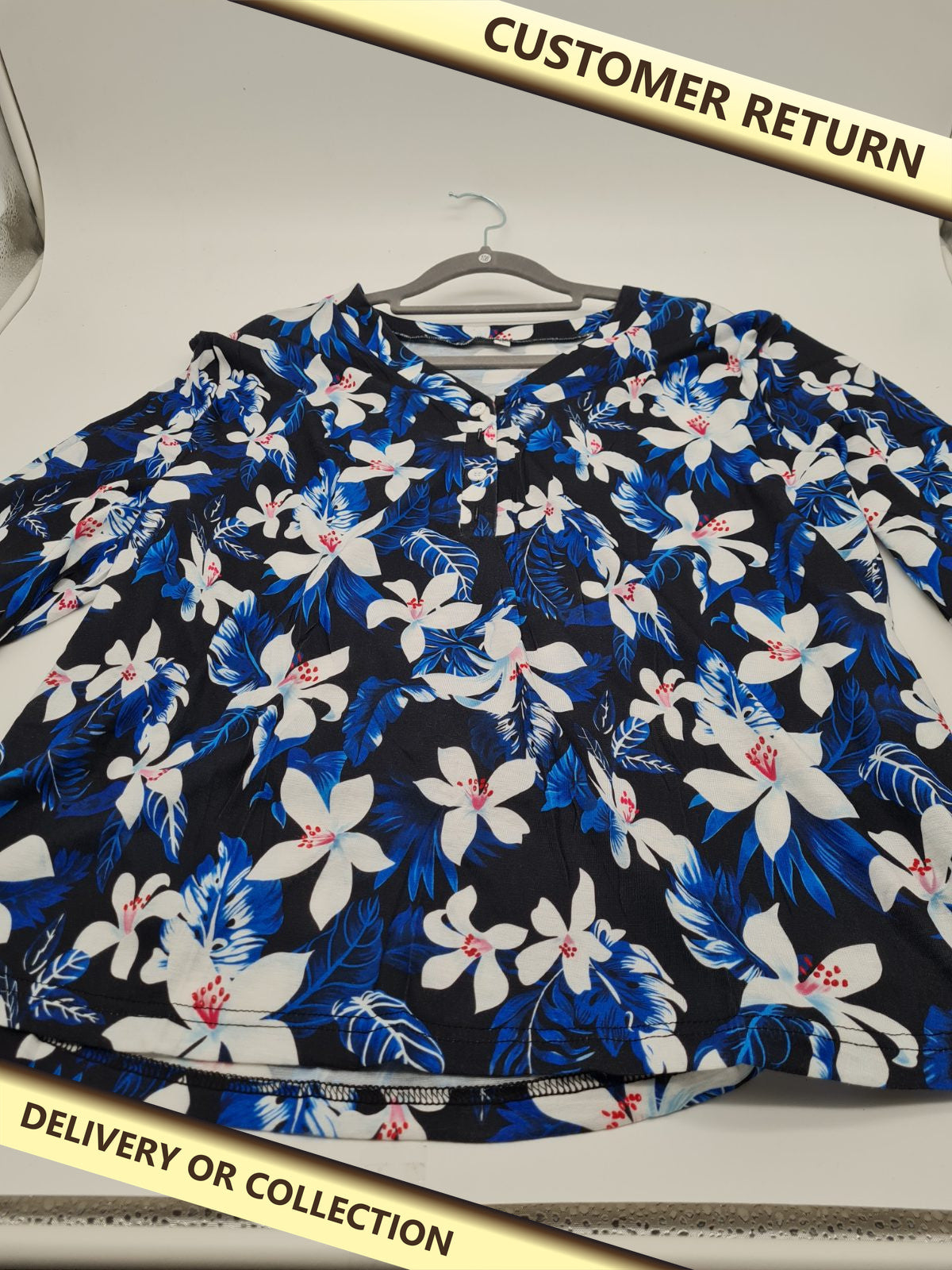 Ladies top size XL — photograph 1 — Customer return; auction delivery information shown on image