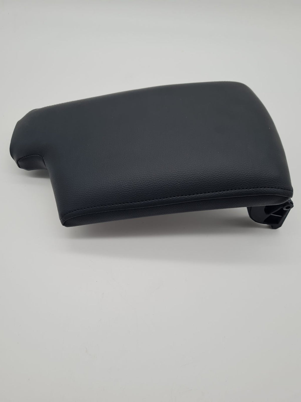 Vehicle Centre Console Armrest Lid — photograph 1