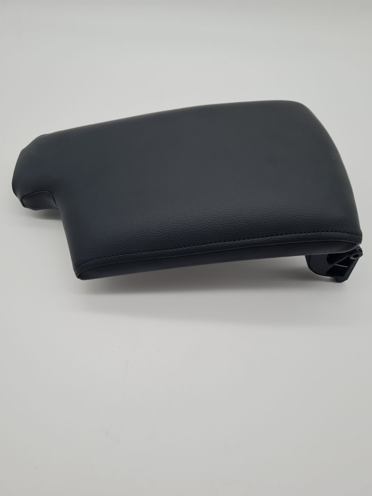 Vehicle Centre Console Armrest Lid — photograph 1