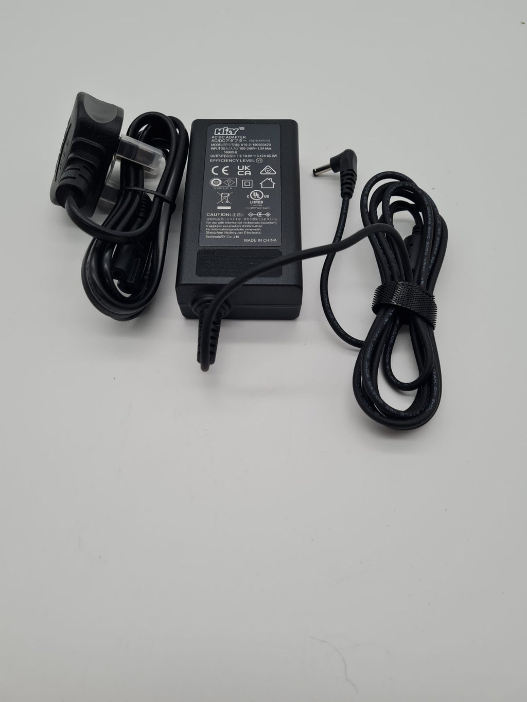 HKY 65W AC Adapter — photograph 3