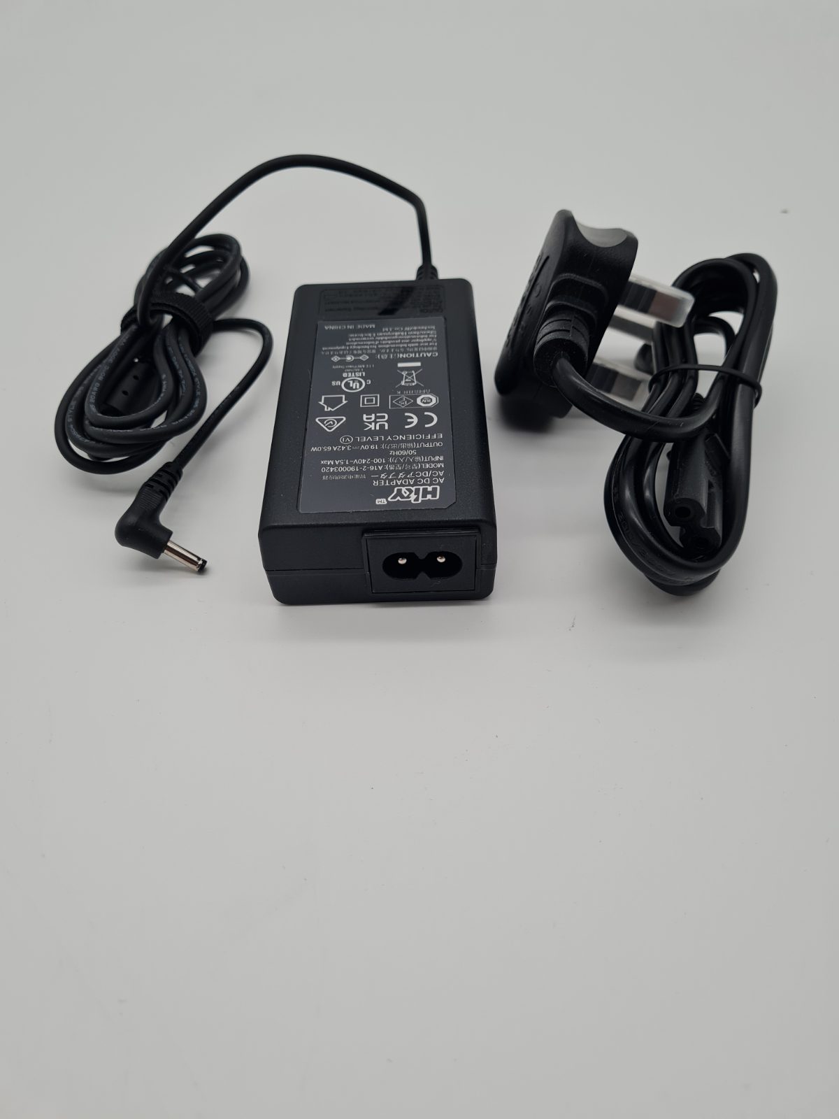 HKY 65W AC Adapter — photograph 4