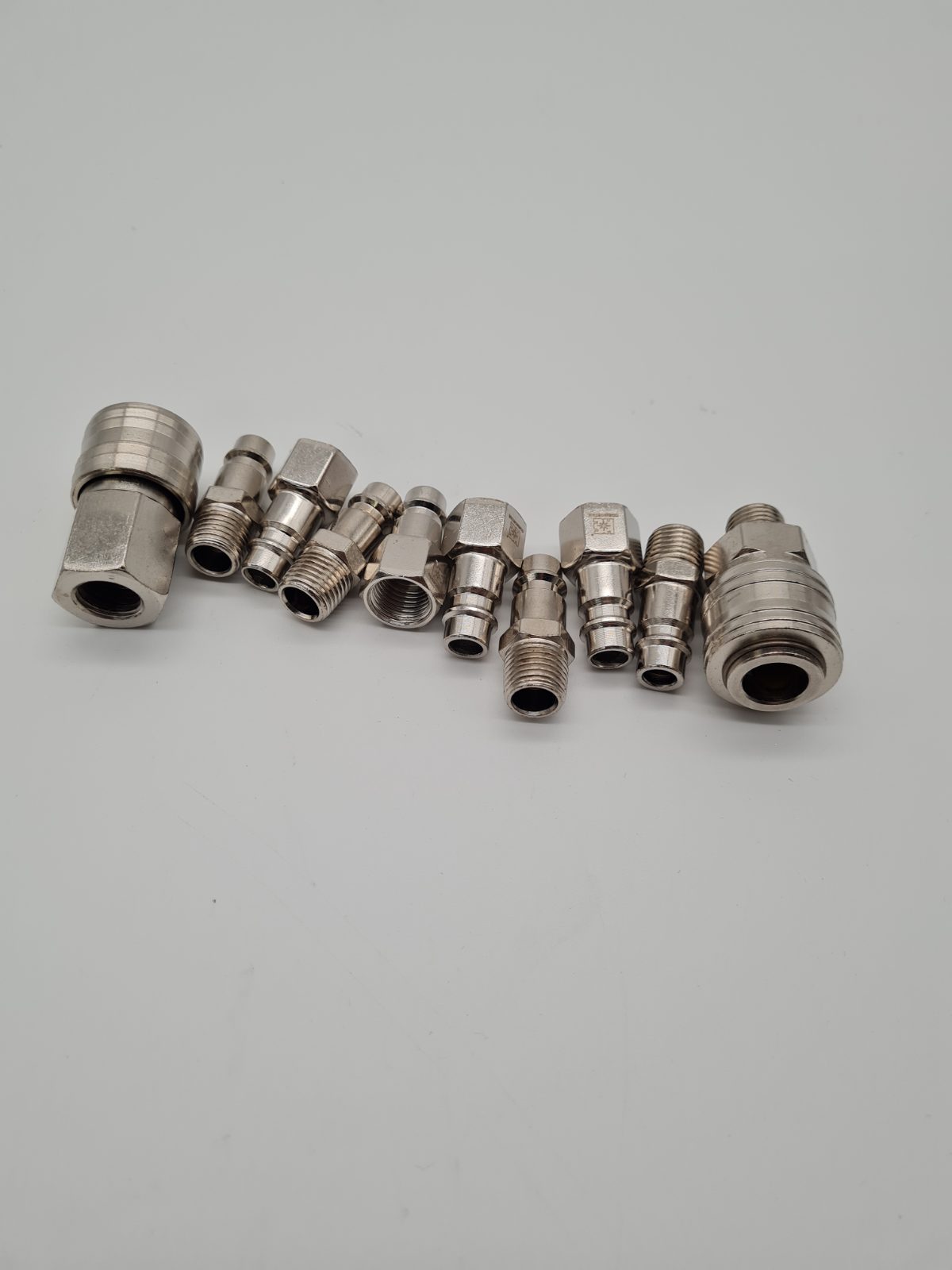 10-Piece Pneumatic Quick-Release Coupler and Plug Set — photograph 3