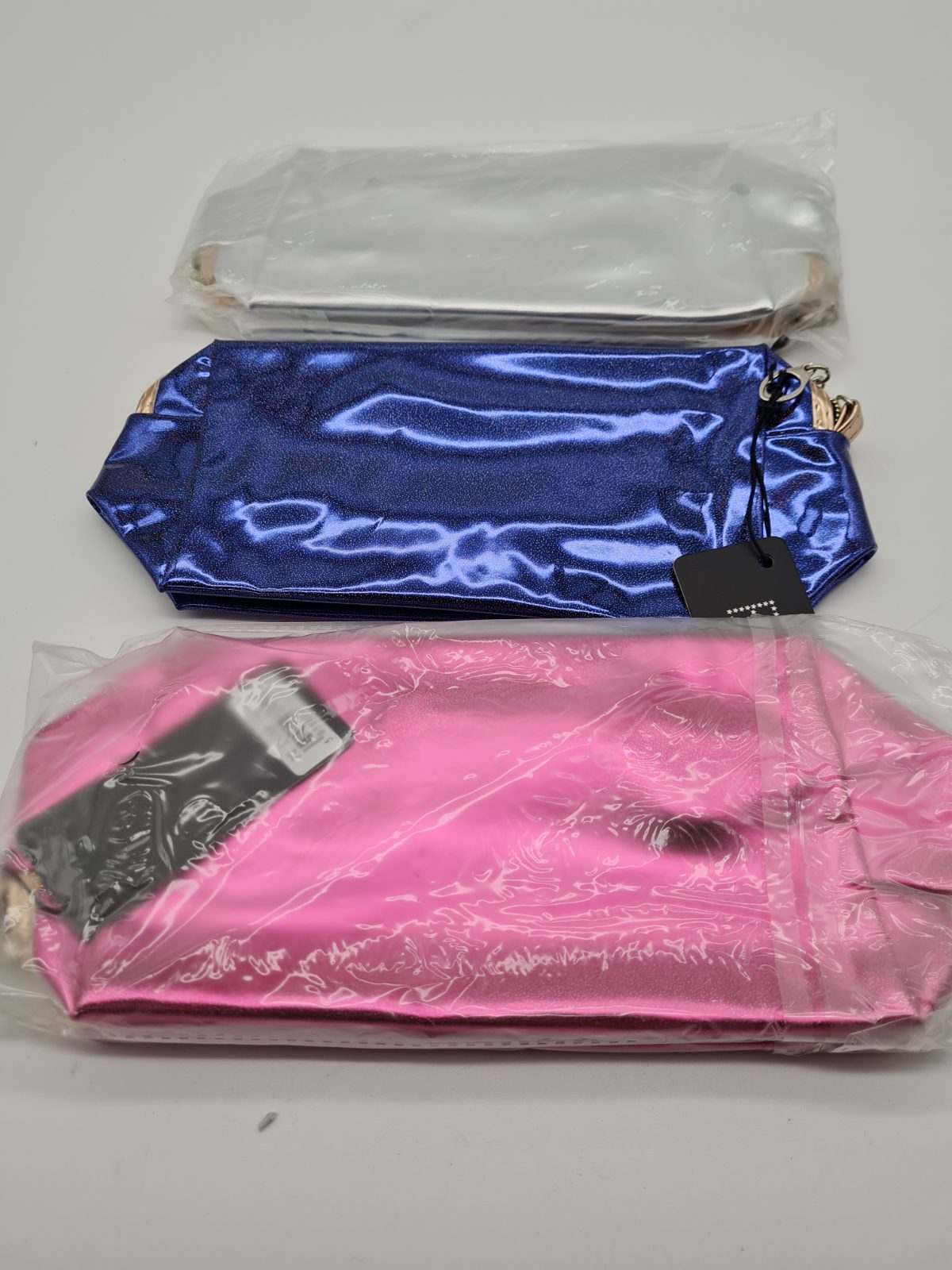 3 pack of metallic-effect make up bags — photograph 1