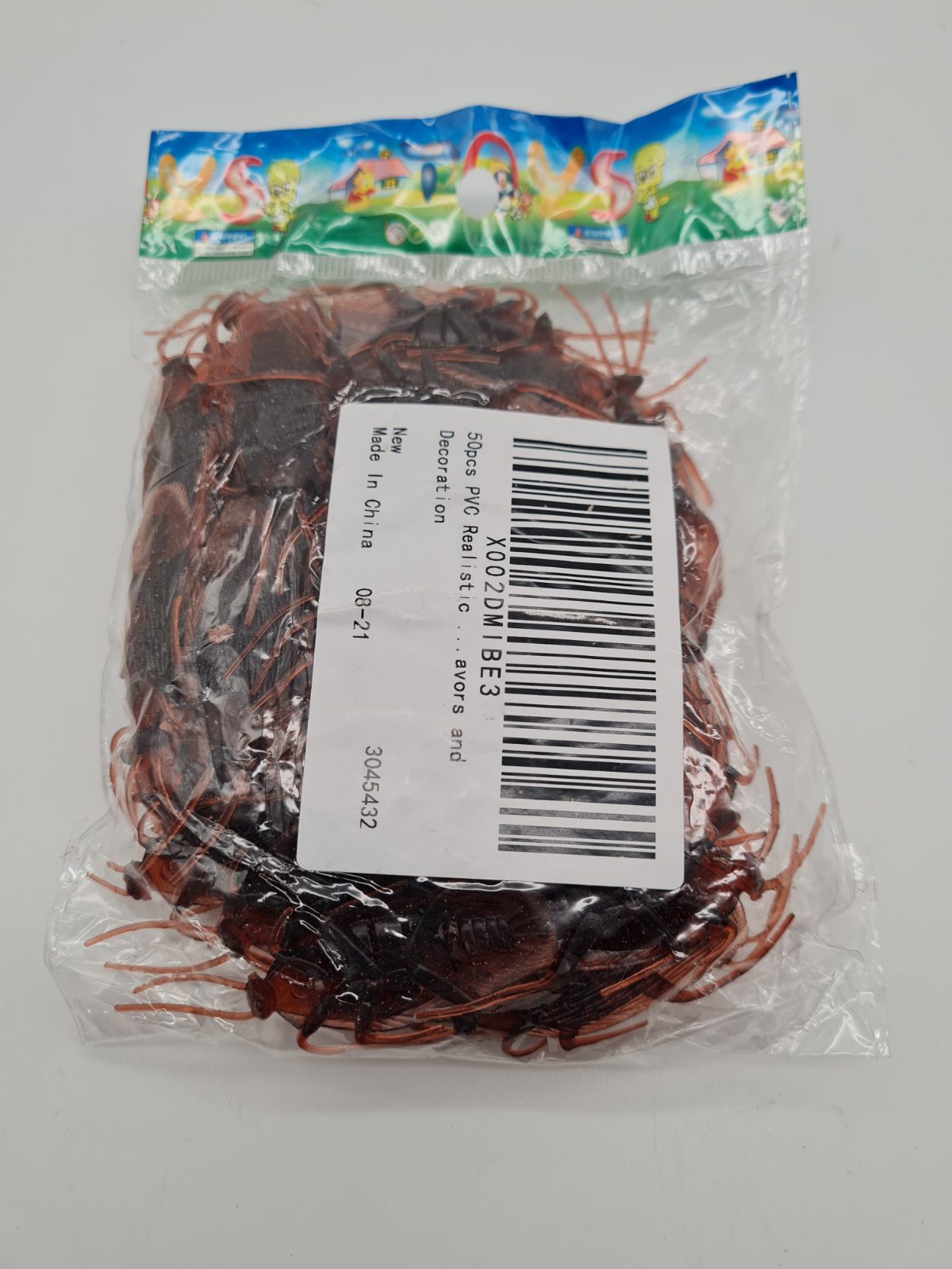 Realistic imitation cockroach decorations — photograph 2