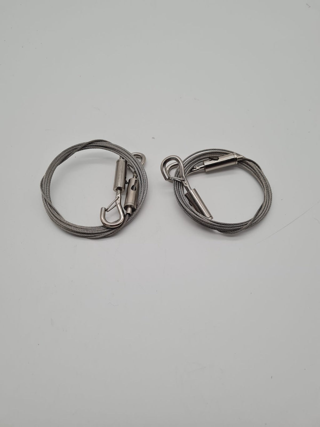 Pair of Adjustable Wire Hanging Cables 2 m x 1.5 mm — photograph 1