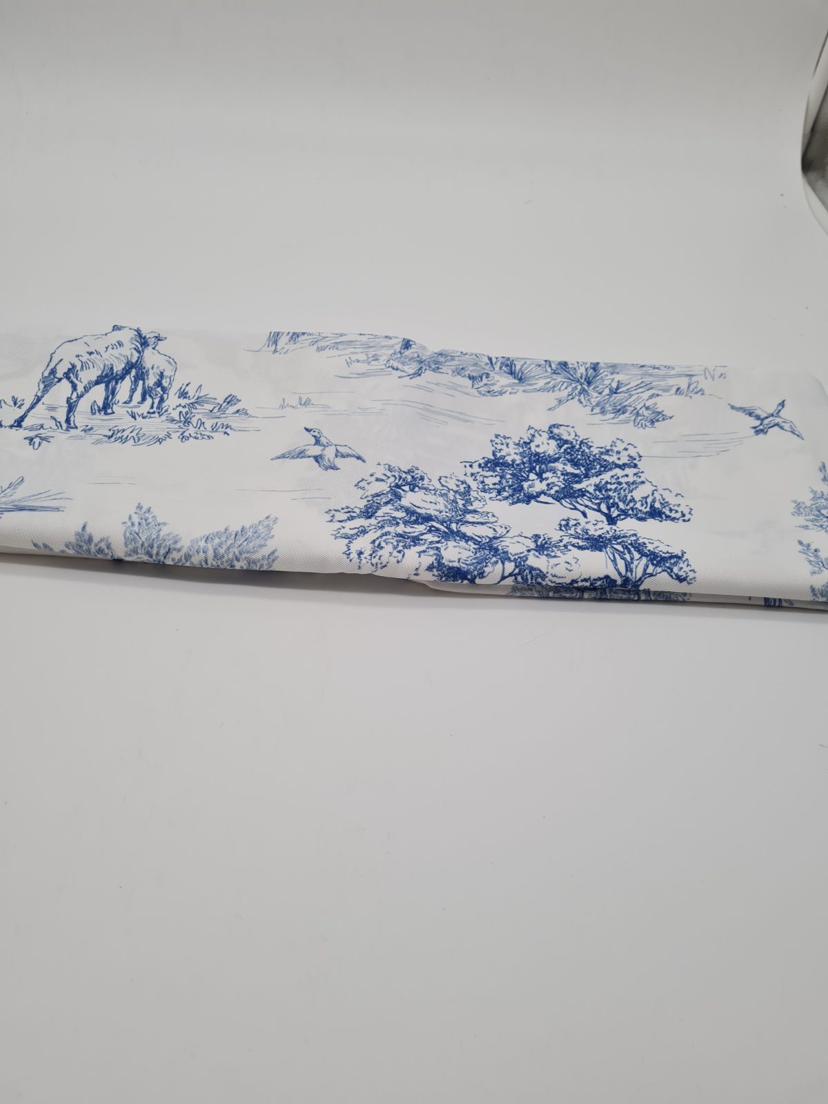 AIBIIN Wildlife Print table cloth size 32 x 182 cm — photograph 2