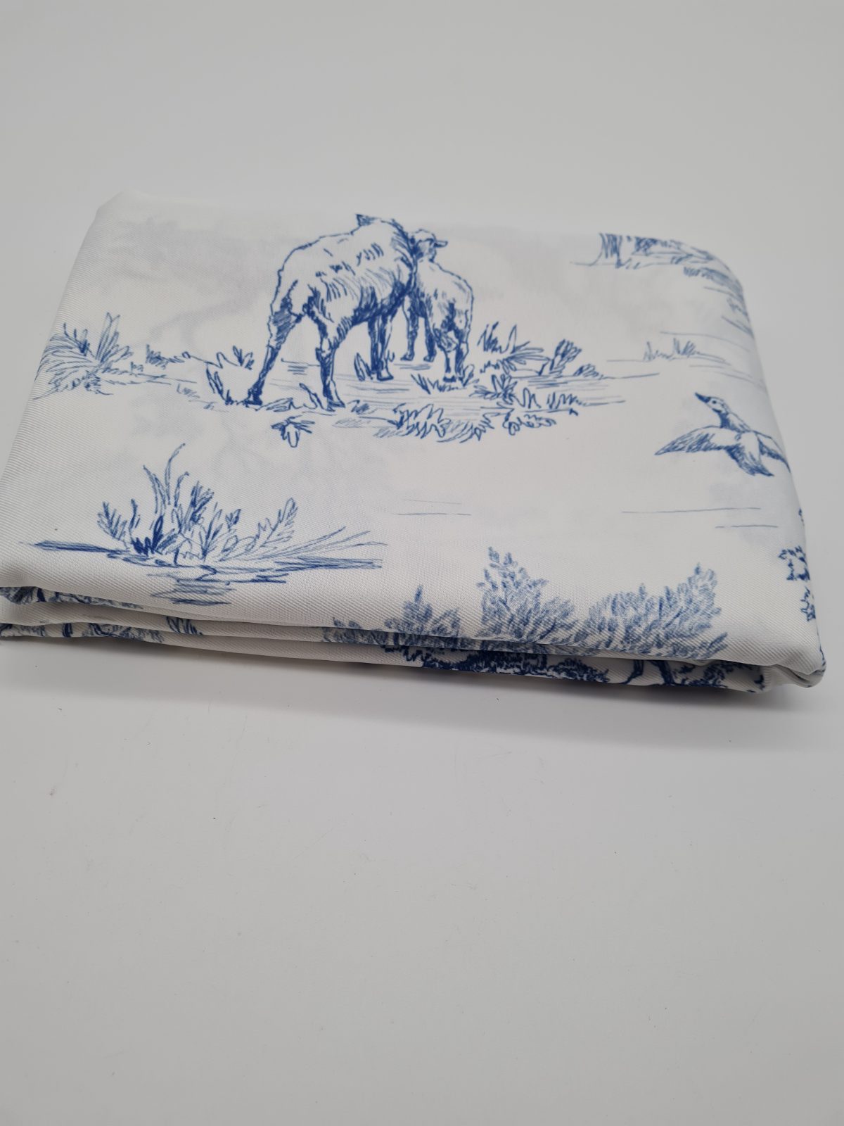 AIBIIN Wildlife Print table cloth size 32 x 182 cm — photograph 1
