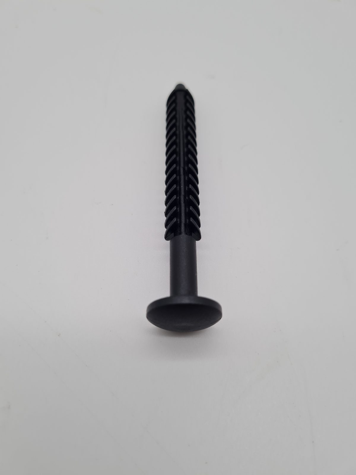 Vinyl shutter push-in fasteners pack of 12 — photograph 3