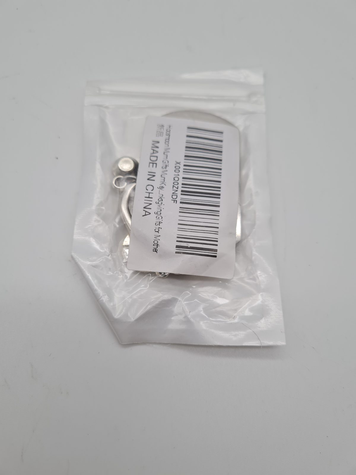 Dear Mum engraved heart keyring — photograph 3