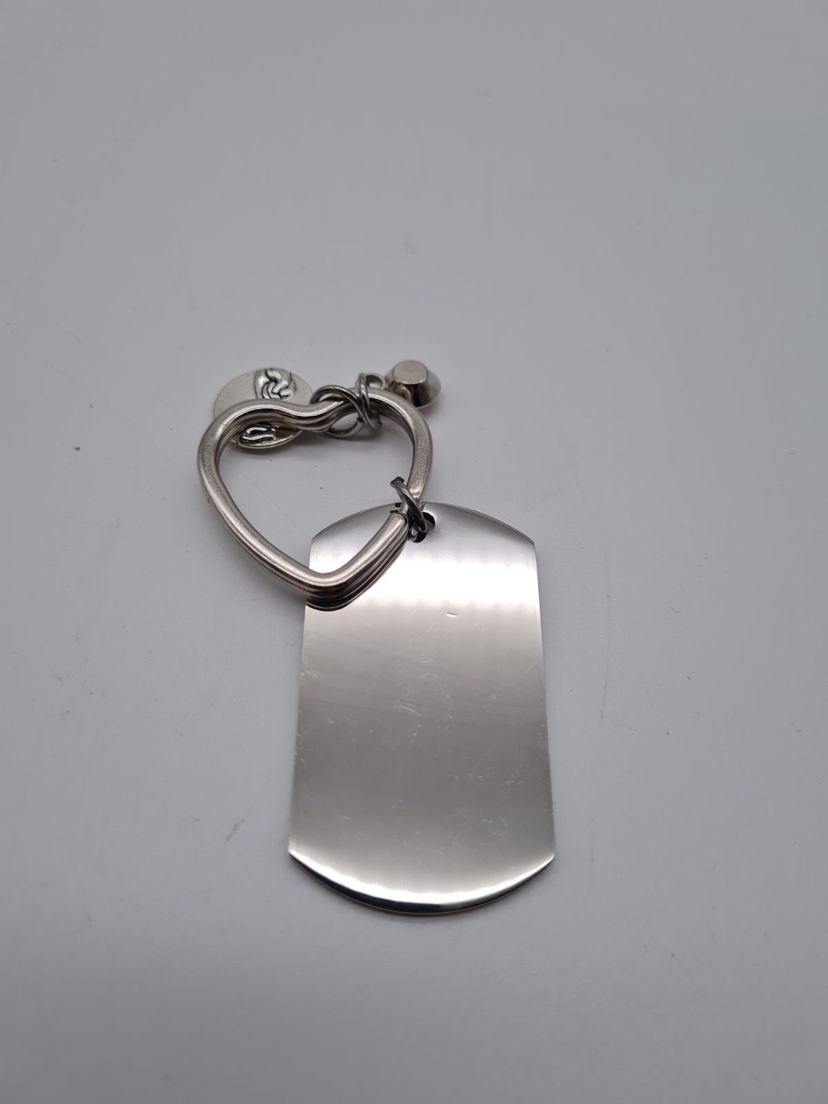 Dear Mum engraved heart keyring — photograph 2