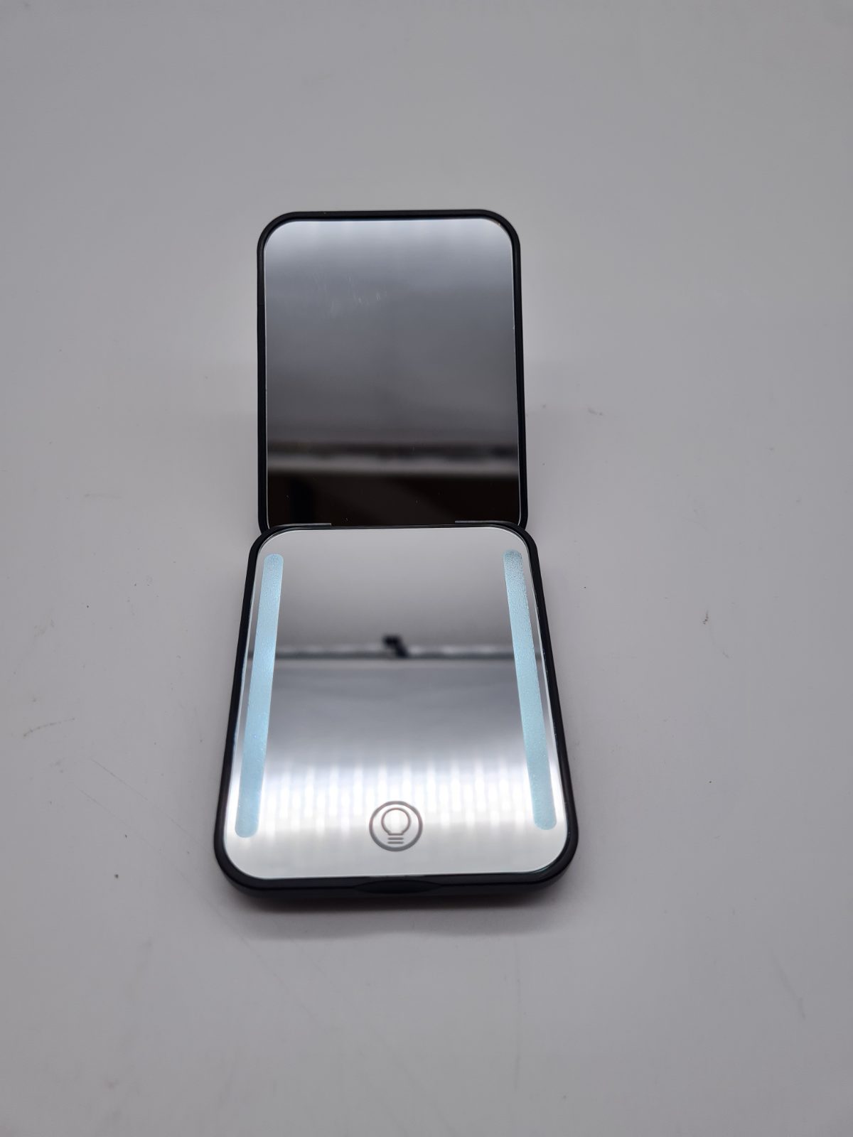LED Lighted Compact Mirror MR-L2307C — photograph 1