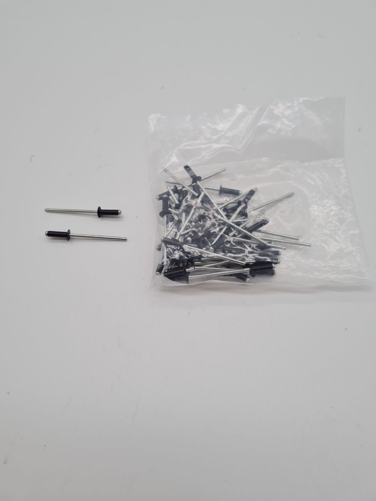 Large-Flange Open-End Blind Rivets — photograph 1