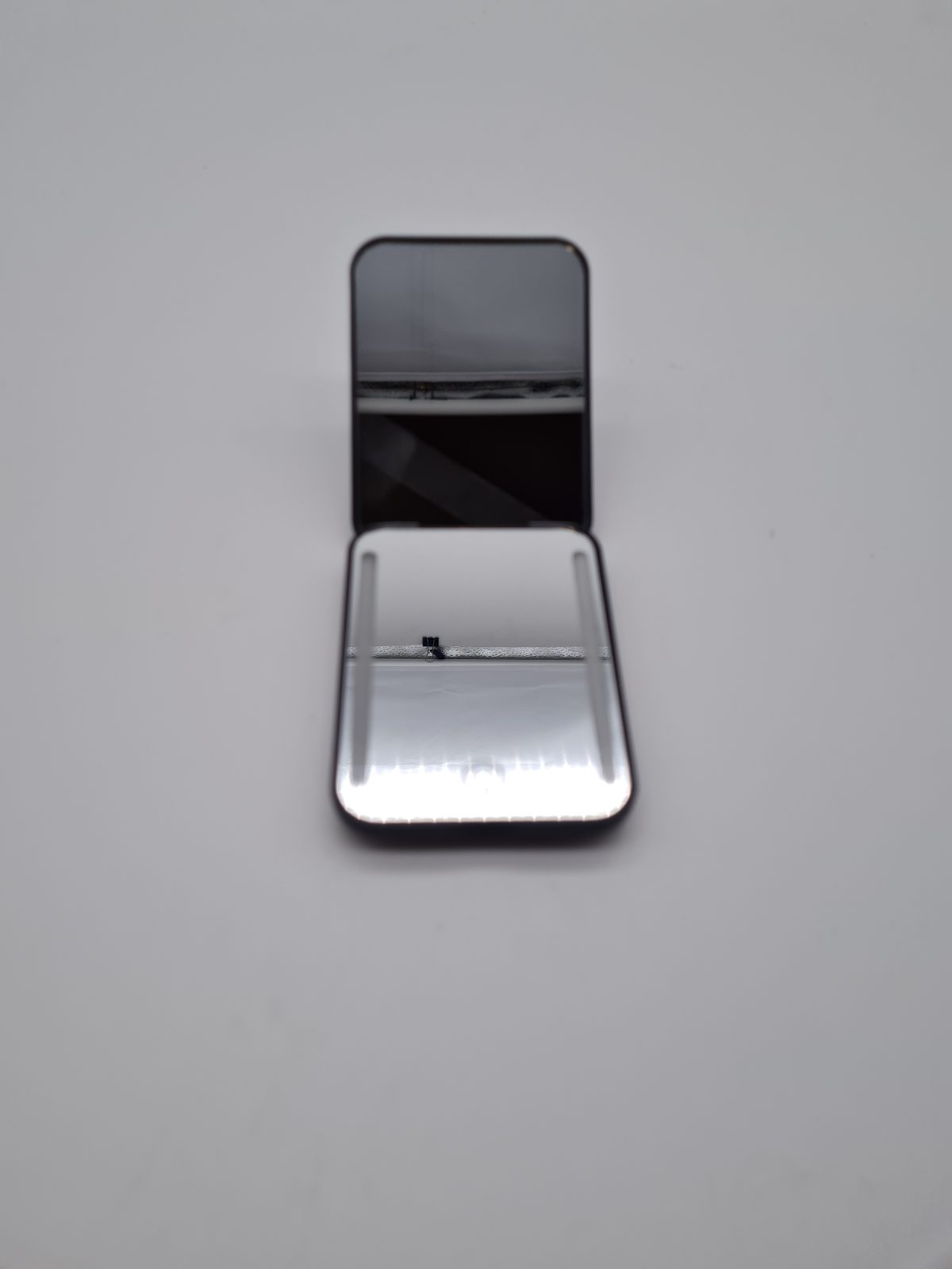 LED lighted compact mirror MR-L2307C — photograph 1