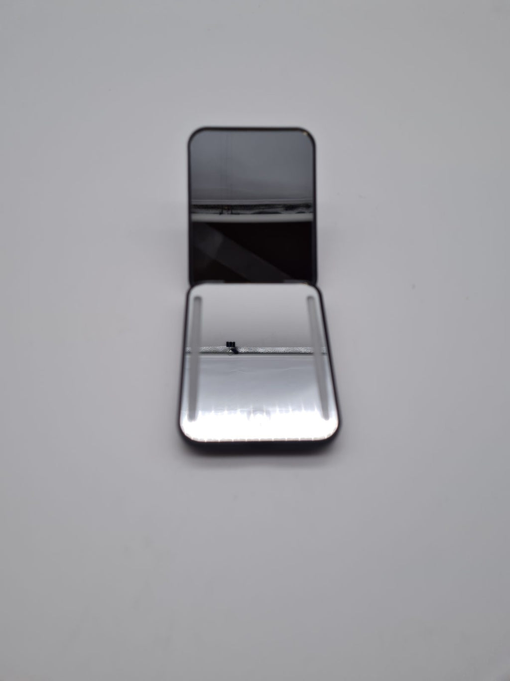 LED lighted compact mirror MR-L2307C — photograph 1