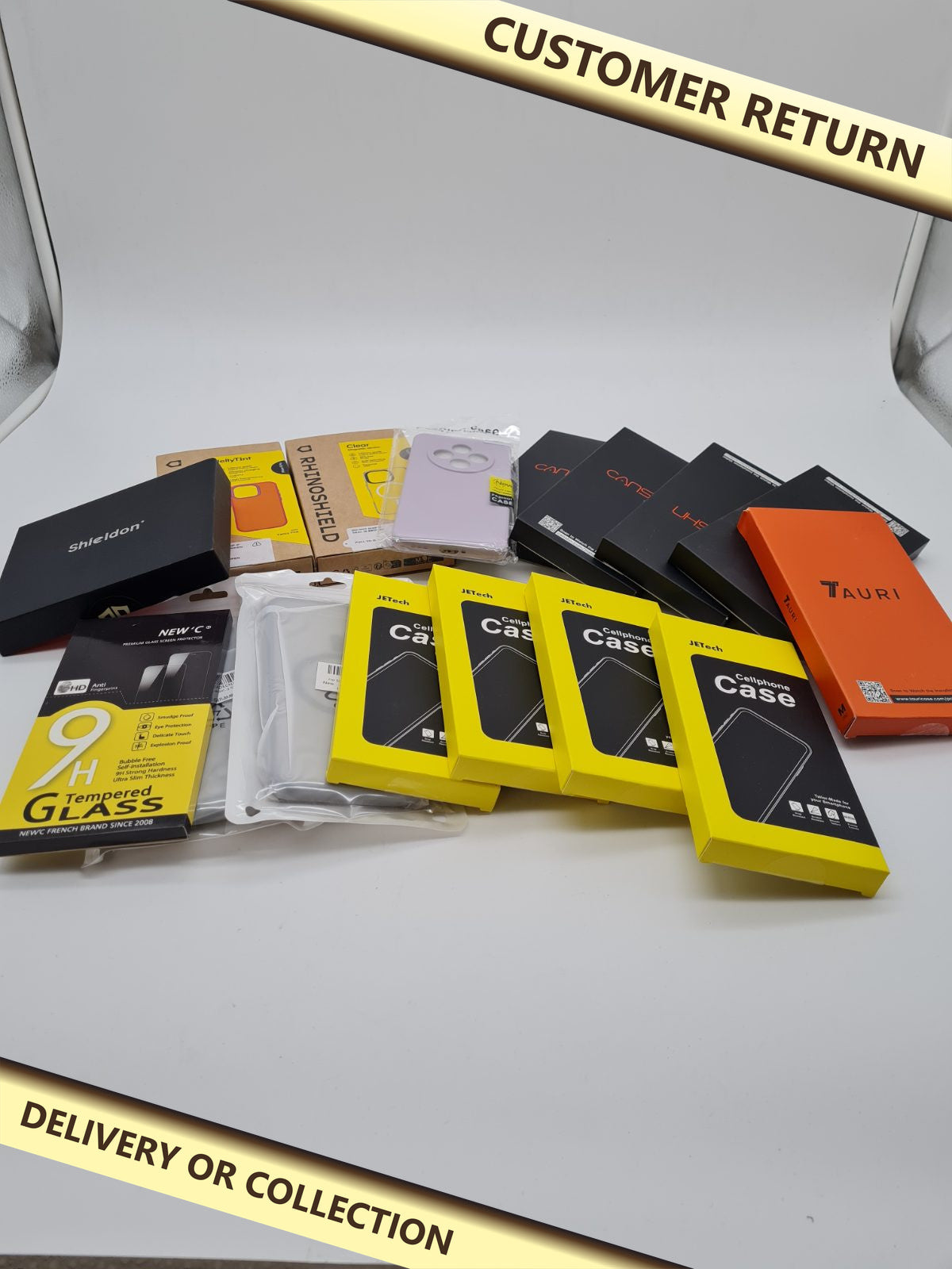 Phone cases and accessories bundle — photograph 1 — Customer return; auction delivery information shown on image