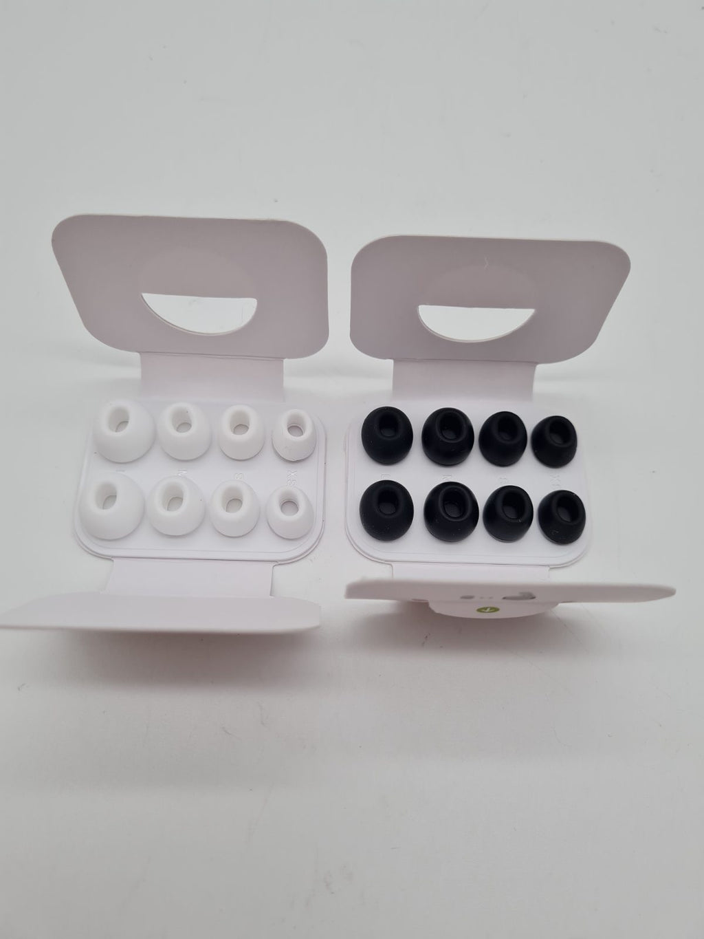 Replacement Earbud Tips, 8 Pairs in XS/S/M/L — photograph 3