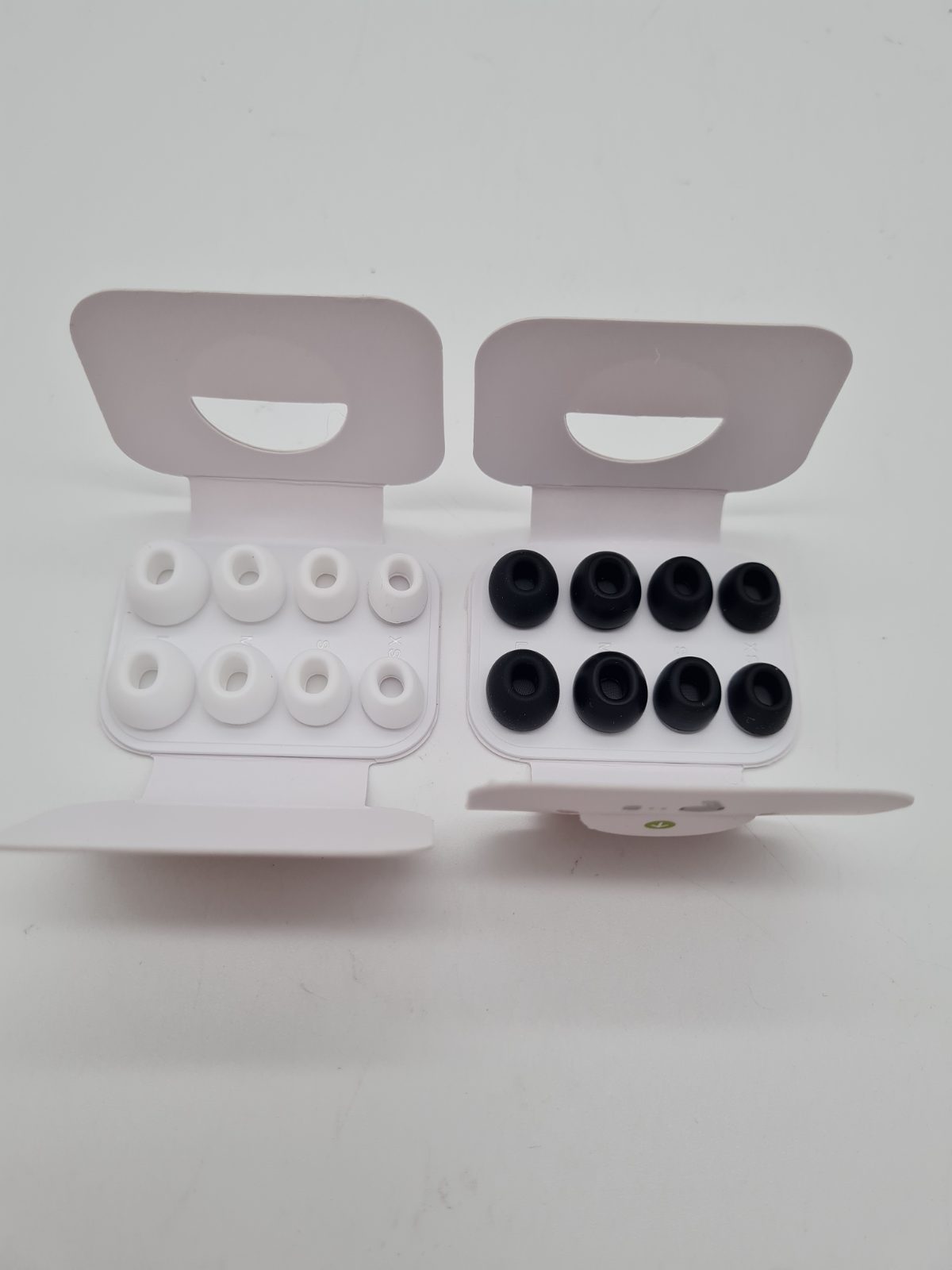 Replacement Earbud Tips, 8 Pairs in XS/S/M/L — photograph 3