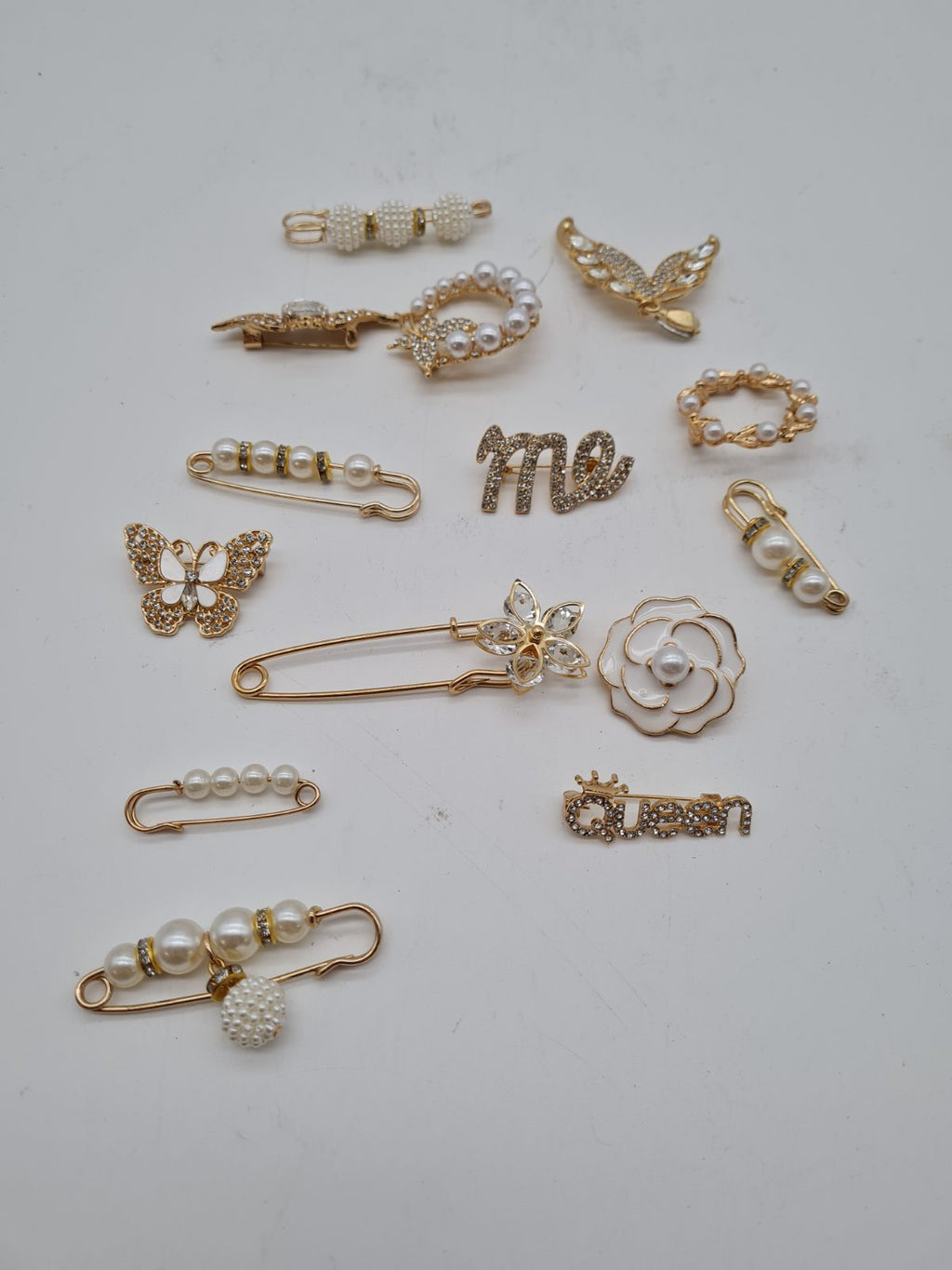 14-Piece Assorted Decorative Brooch and Safety Pin Set — photograph 2