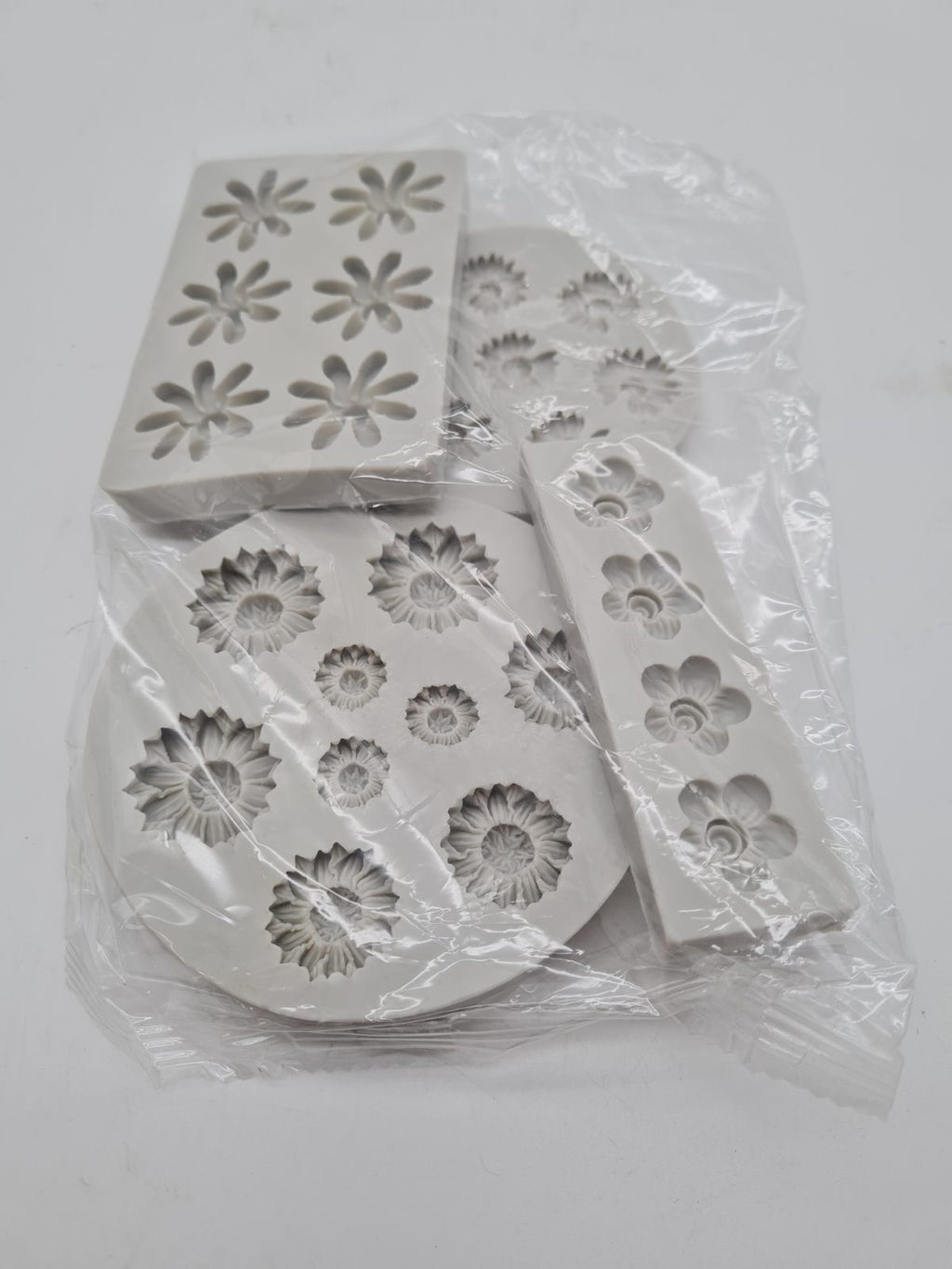 Set of 4 Flower-Shaped Silicone Craft Moulds — photograph 2