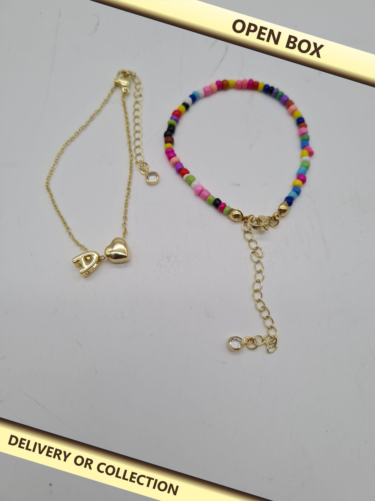 2 Colourful bracelet with initial A — photograph 1 — Open box; auction delivery information shown on image