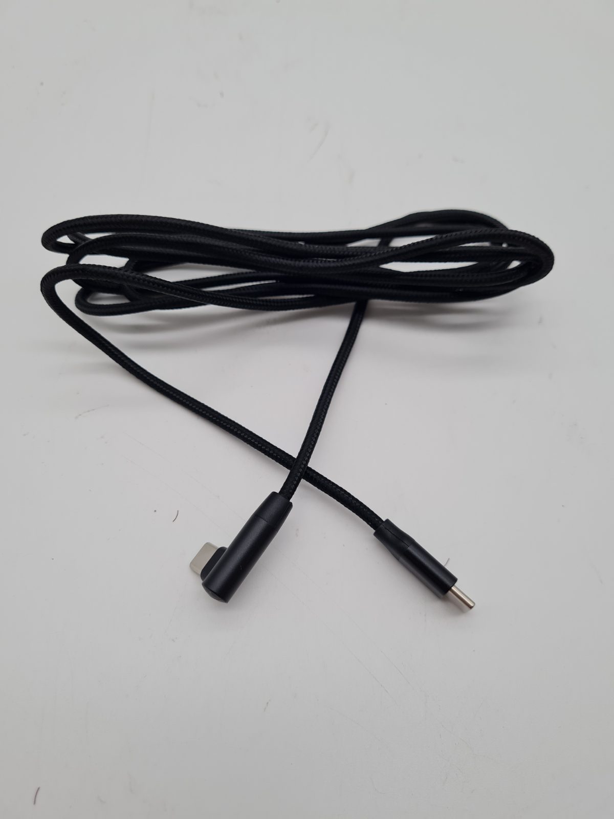 USB-C to Right-Angled Lightning Cable for mac book pro — photograph 1