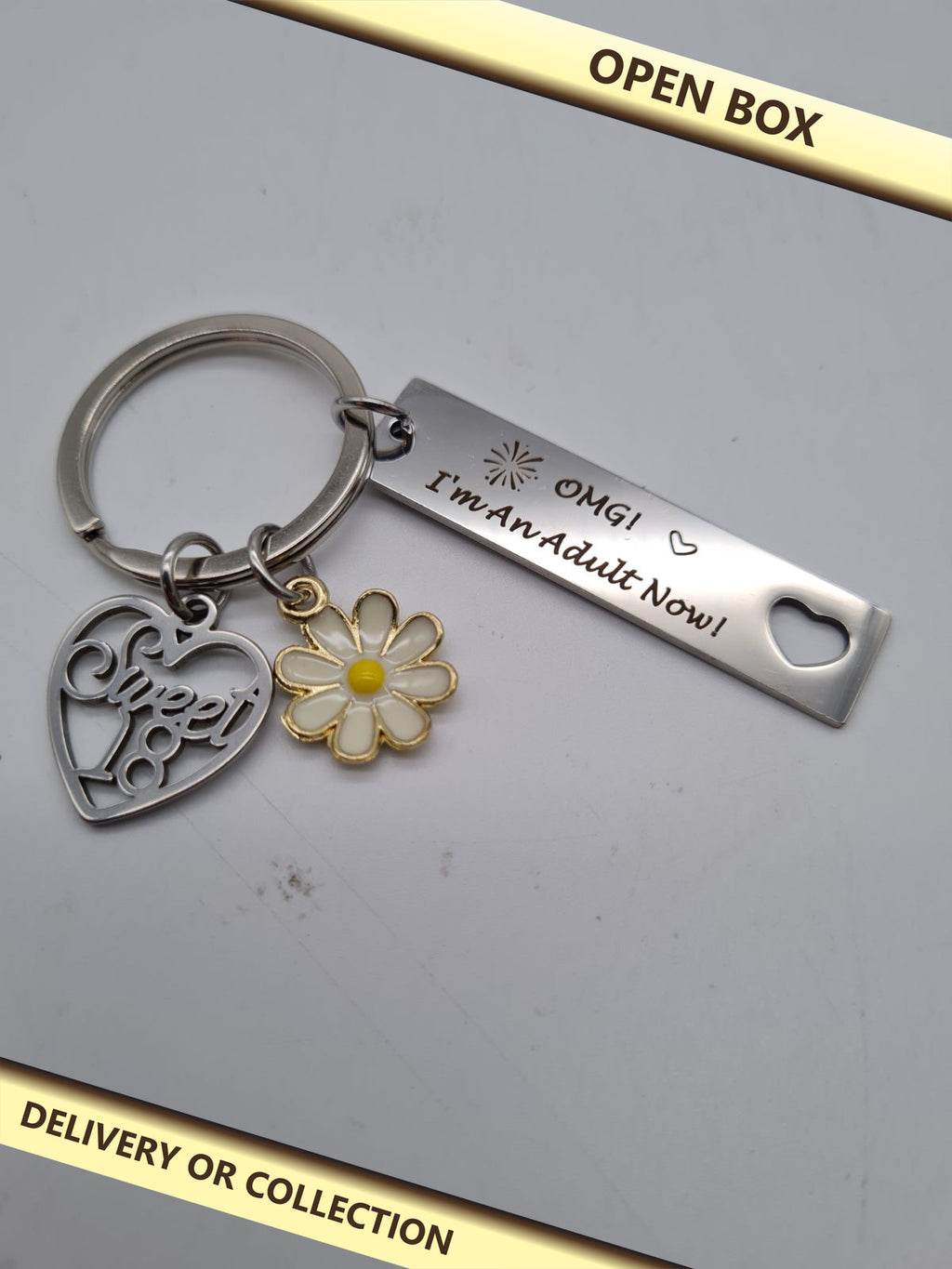 18th Birthday Keyring with Daisy and Heart Charms — photograph 1 — Open box; auction delivery information shown on image