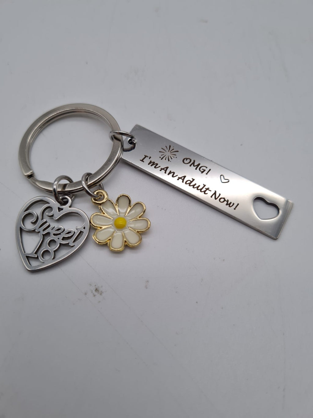 18th Birthday Keyring with Daisy and Heart Charms — photograph 1