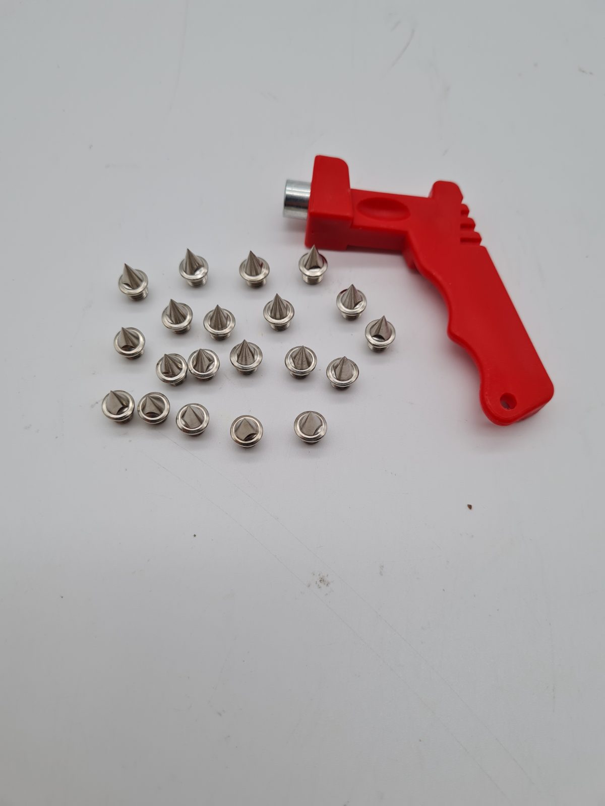 20-Piece Running Shoe Track Spike Set with Fitting Wrench — photograph 1