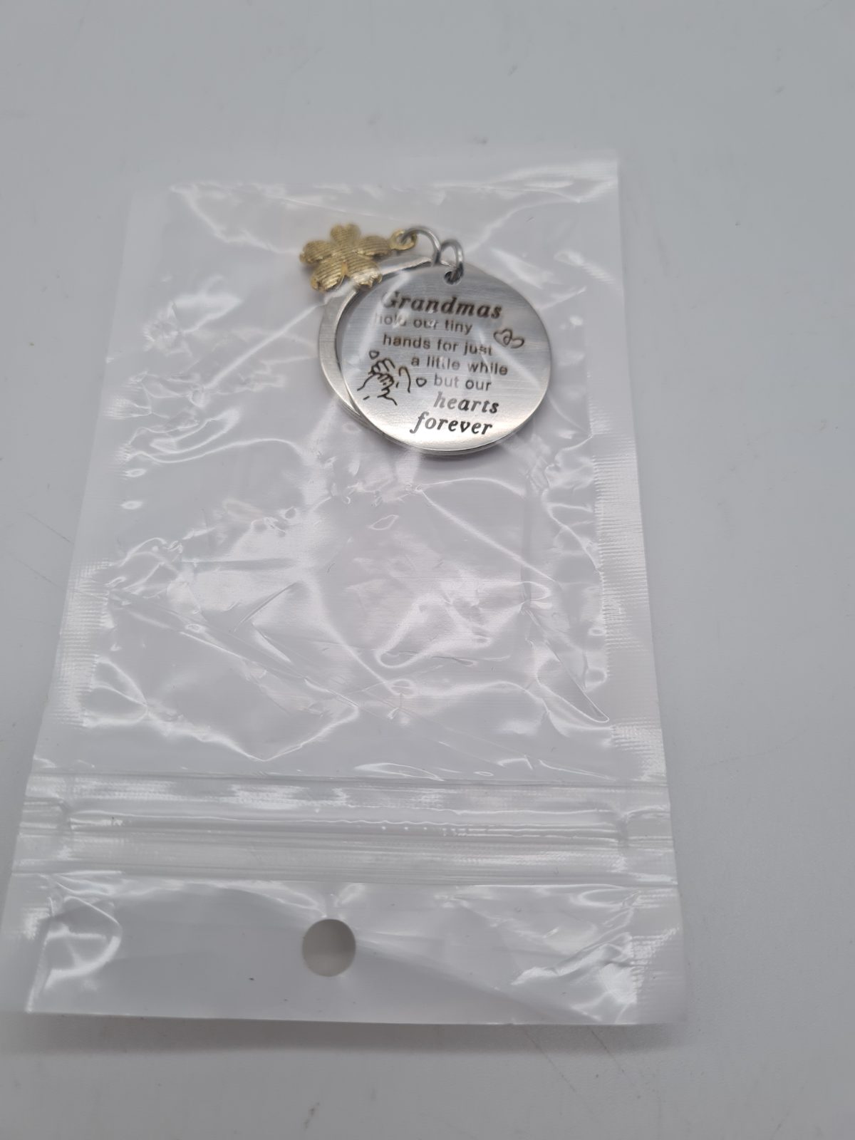Grandma Sentiment Keyring with Flower Charm — photograph 2