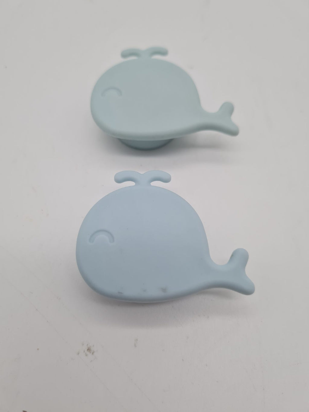 2pcs whale shaped overflow hole plugs — photograph 1